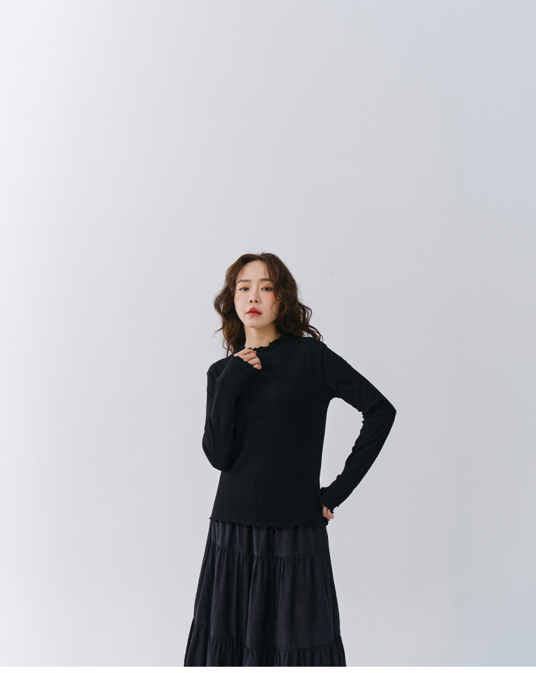 Double-layered ribbed turtleneck top with ruffled trim, available in six colors.【01099153】in stock+pre-order