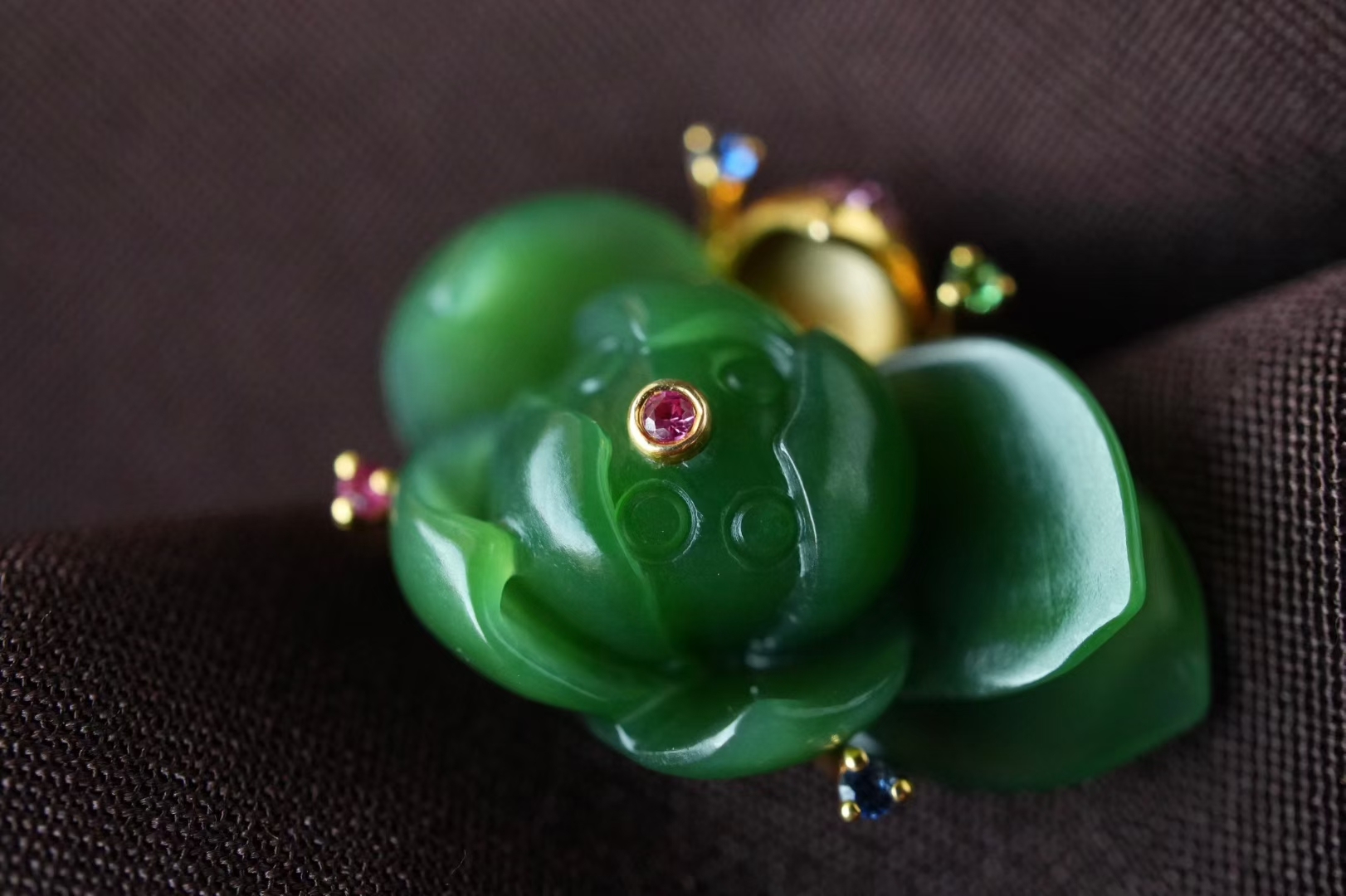 118434 和田玉俄碧7號礦老坑料精雕立體荷花吊墜