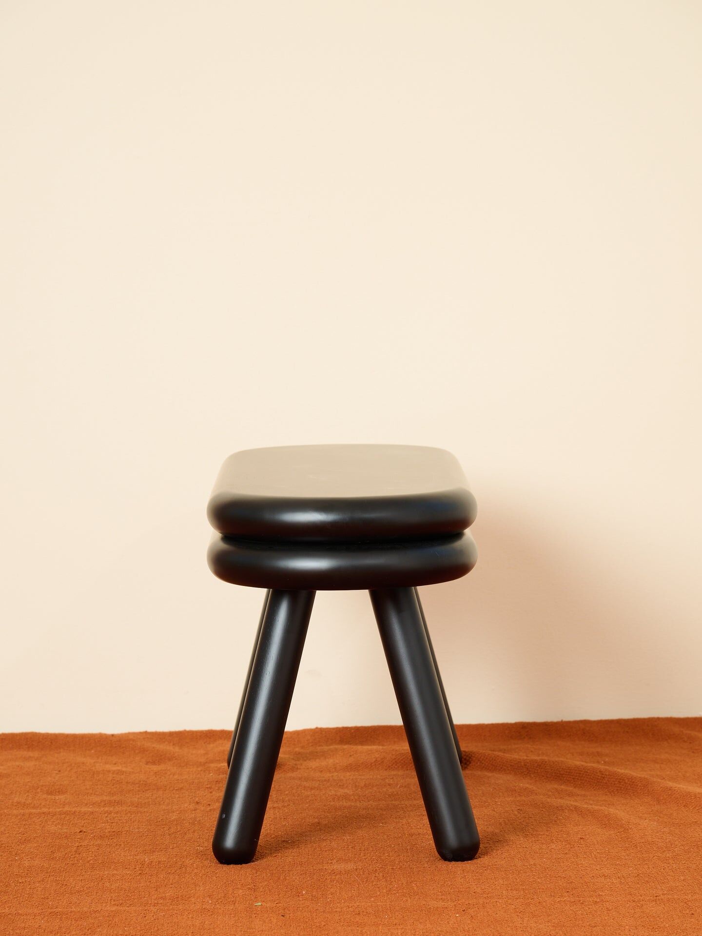 Pluma Bench,採用曲線和現代造型。扁平包裝,配有五金配件,組裝十分簡便。