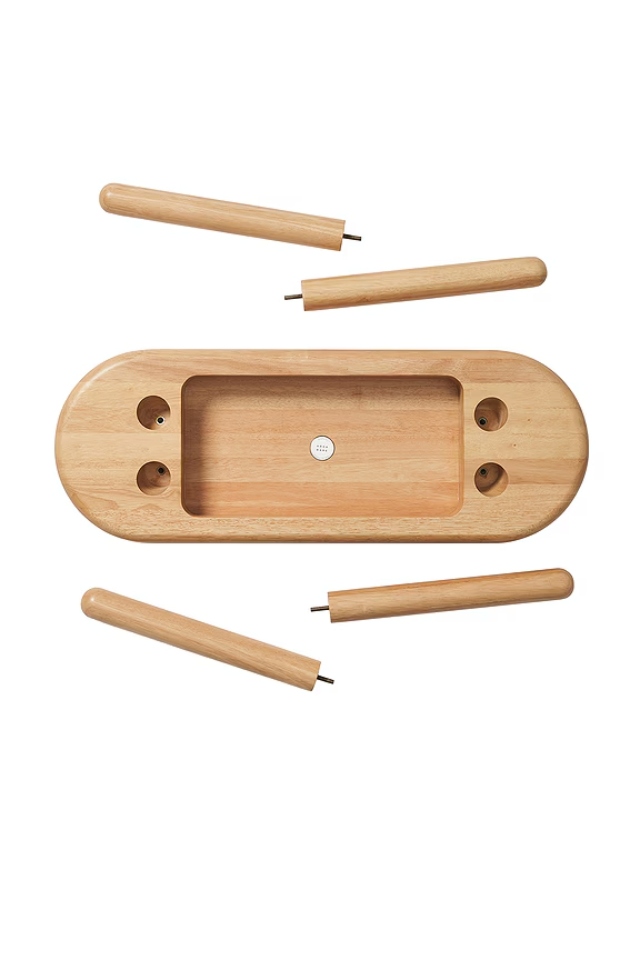 Pluma Bench，流暢曲線和簡約美學，既百搭又時尚，可用作額外的座椅、邊桌或裝飾品。