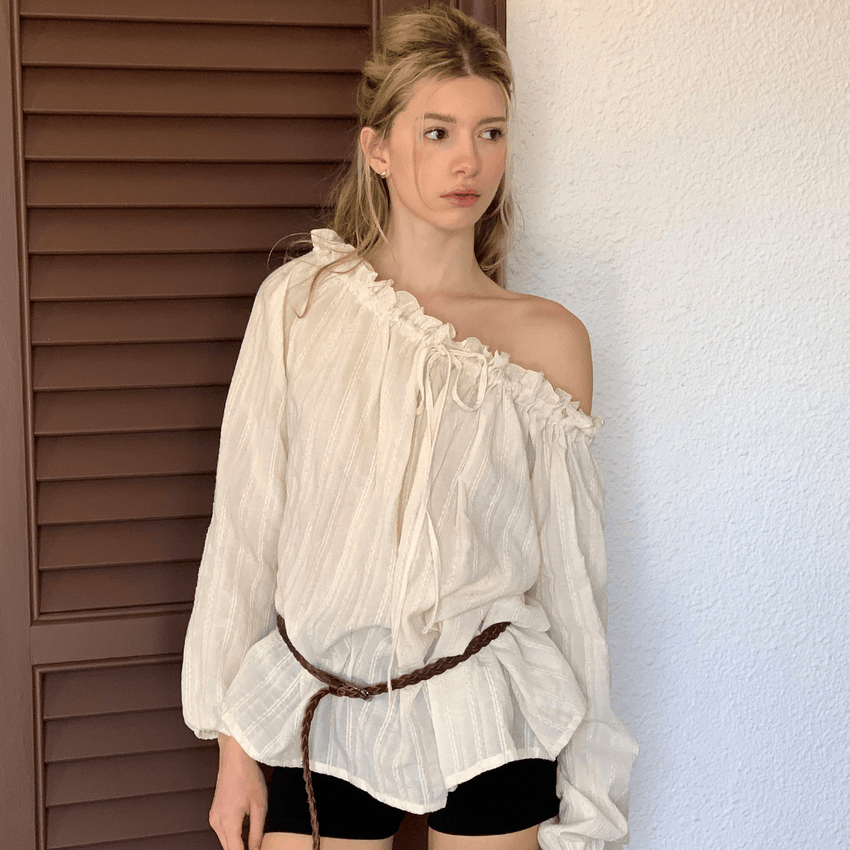Letterfrommoon｜Leaf One-Shoulder Frill Blouse [2 colors]
