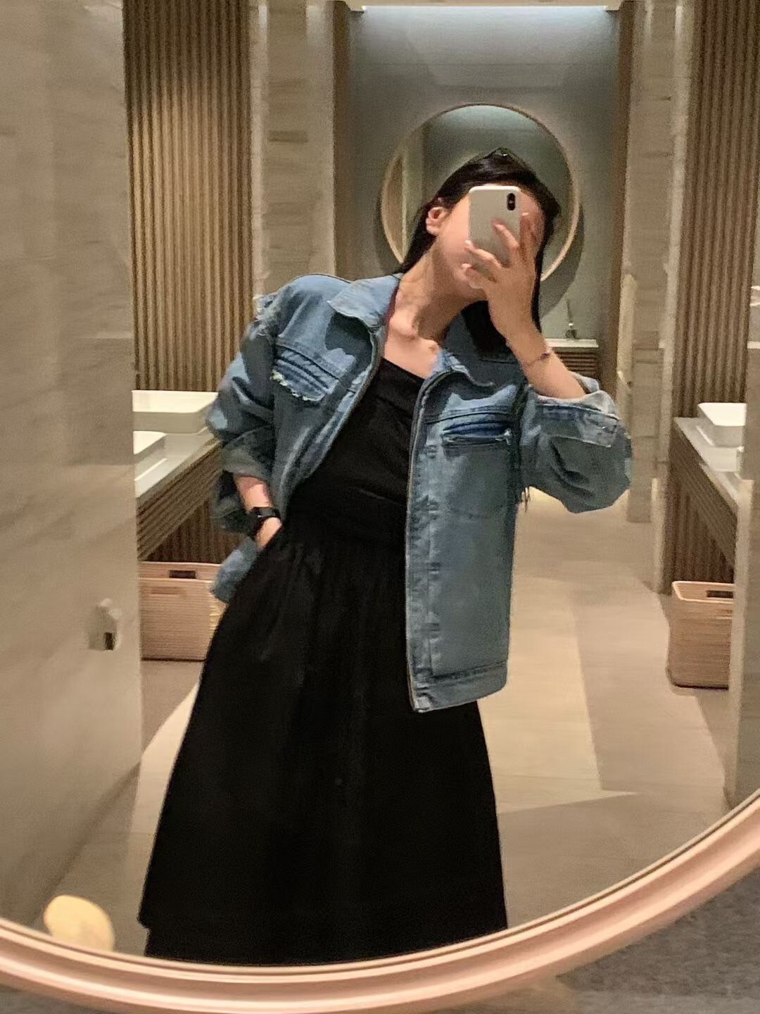 抽鬚滾邊拉鍊雙口袋翻領牛仔外套