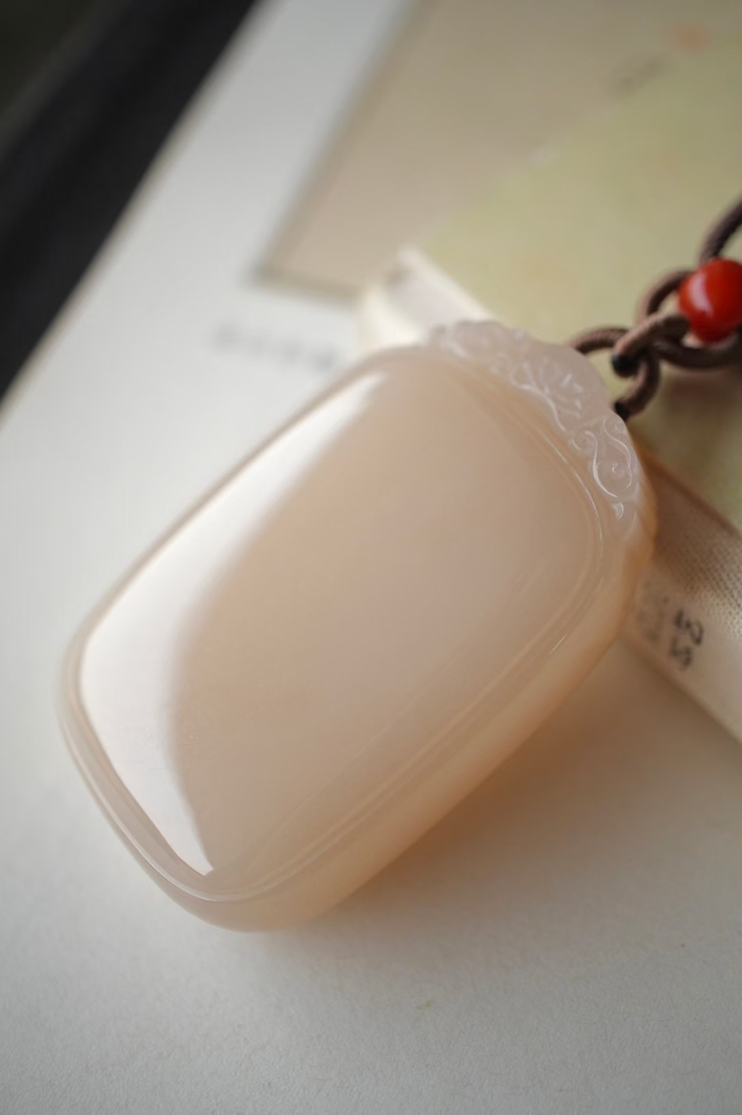 和田玉野牛溝濃郁藕粉無事牌掛件,天然和田玉軟玉