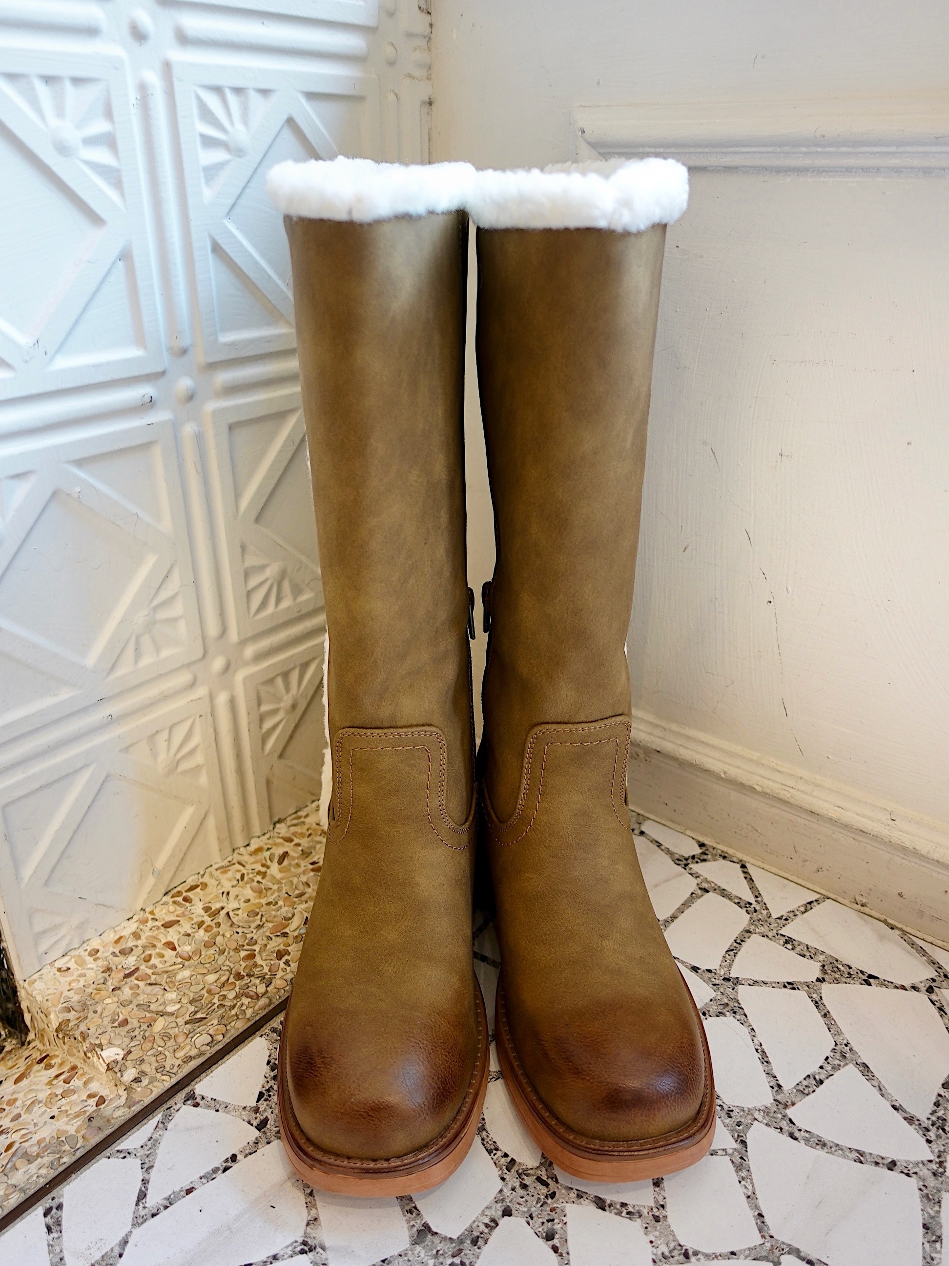 Man Made棕褐色毛毛飾邊Vegan麂皮長靴