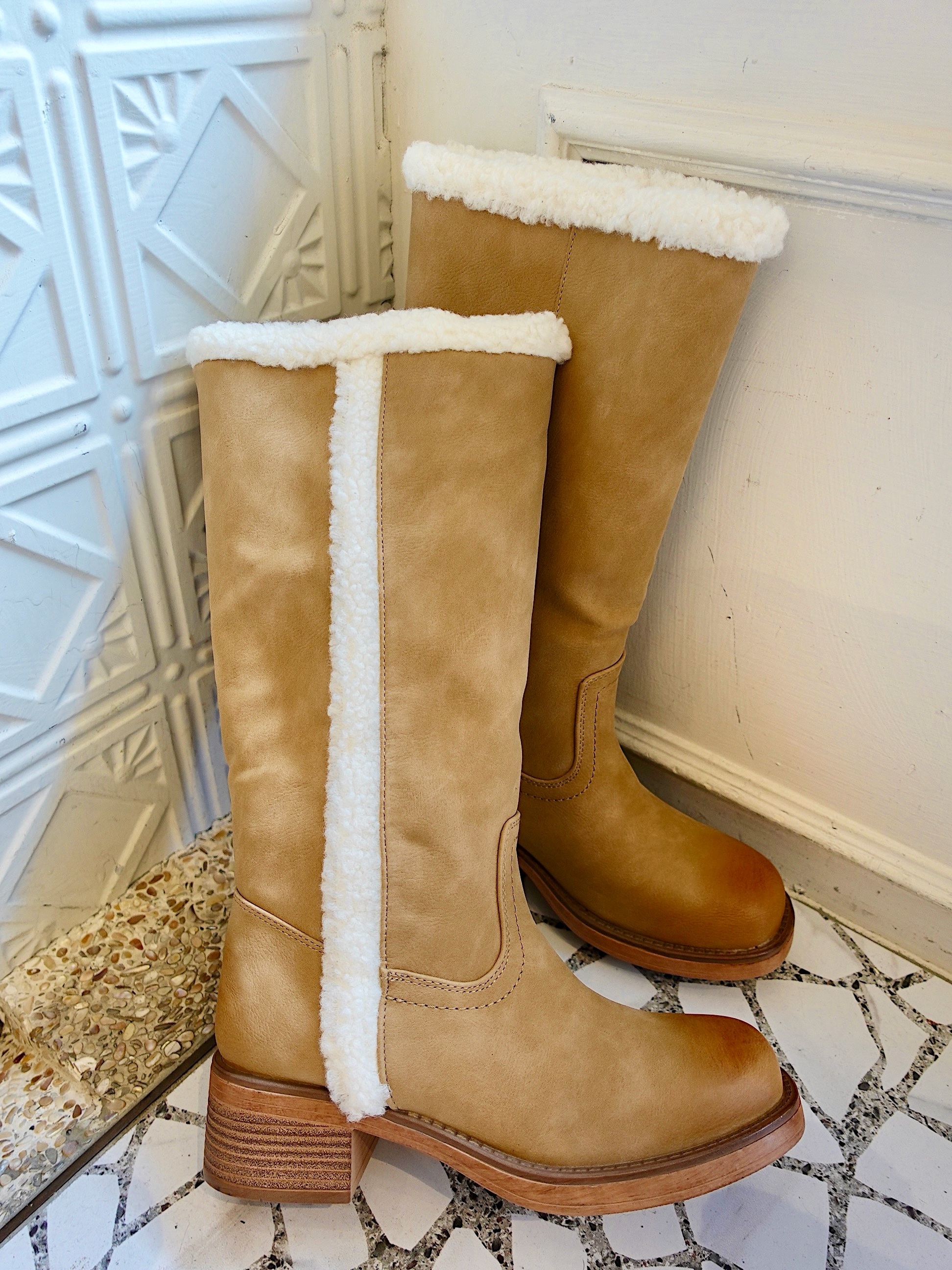 Man Made駝色毛毛飾邊Vegan麂皮長靴