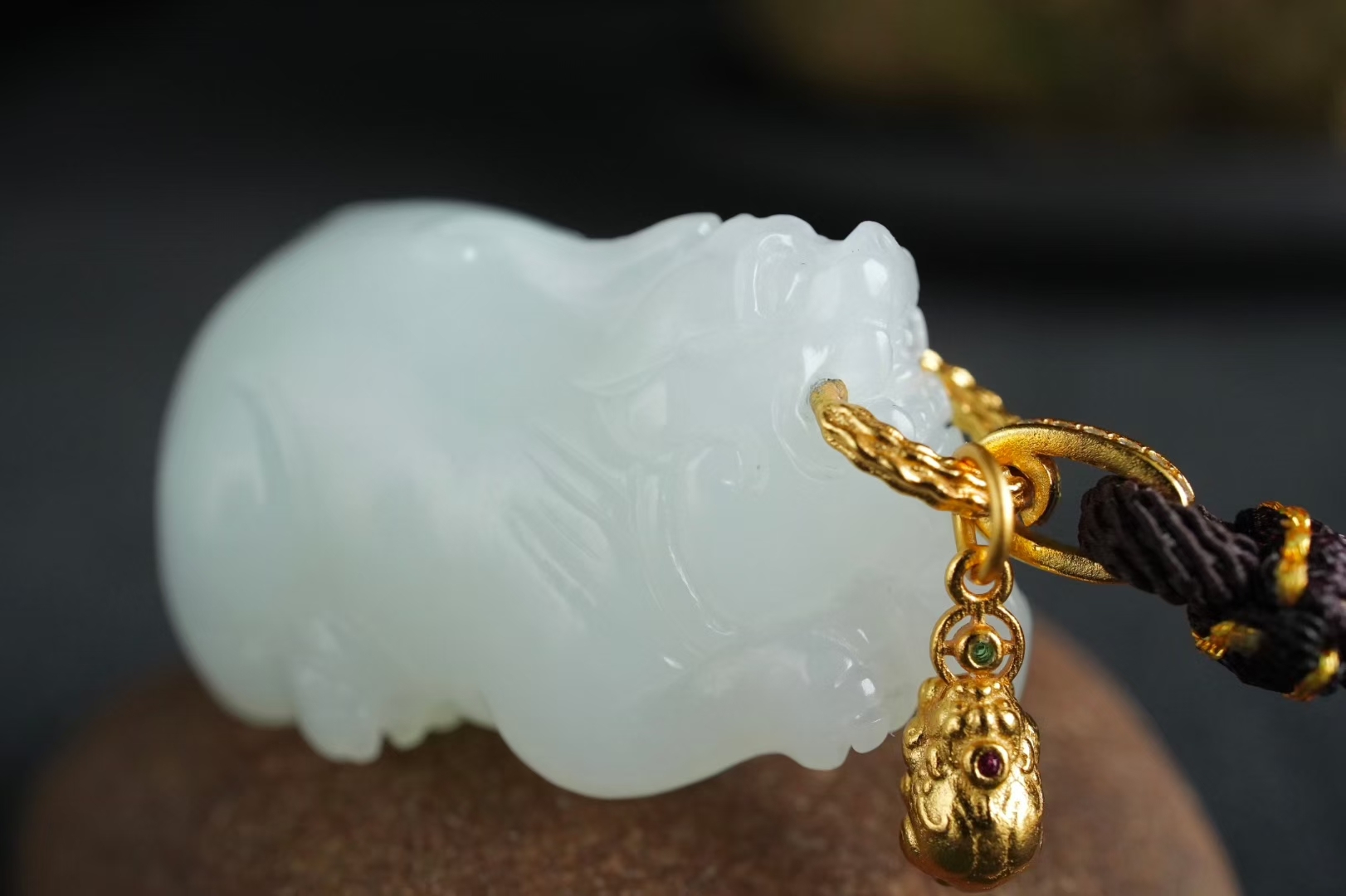 和田玉羊脂玉立體精雕貔貅掛件,天然和田玉軟玉