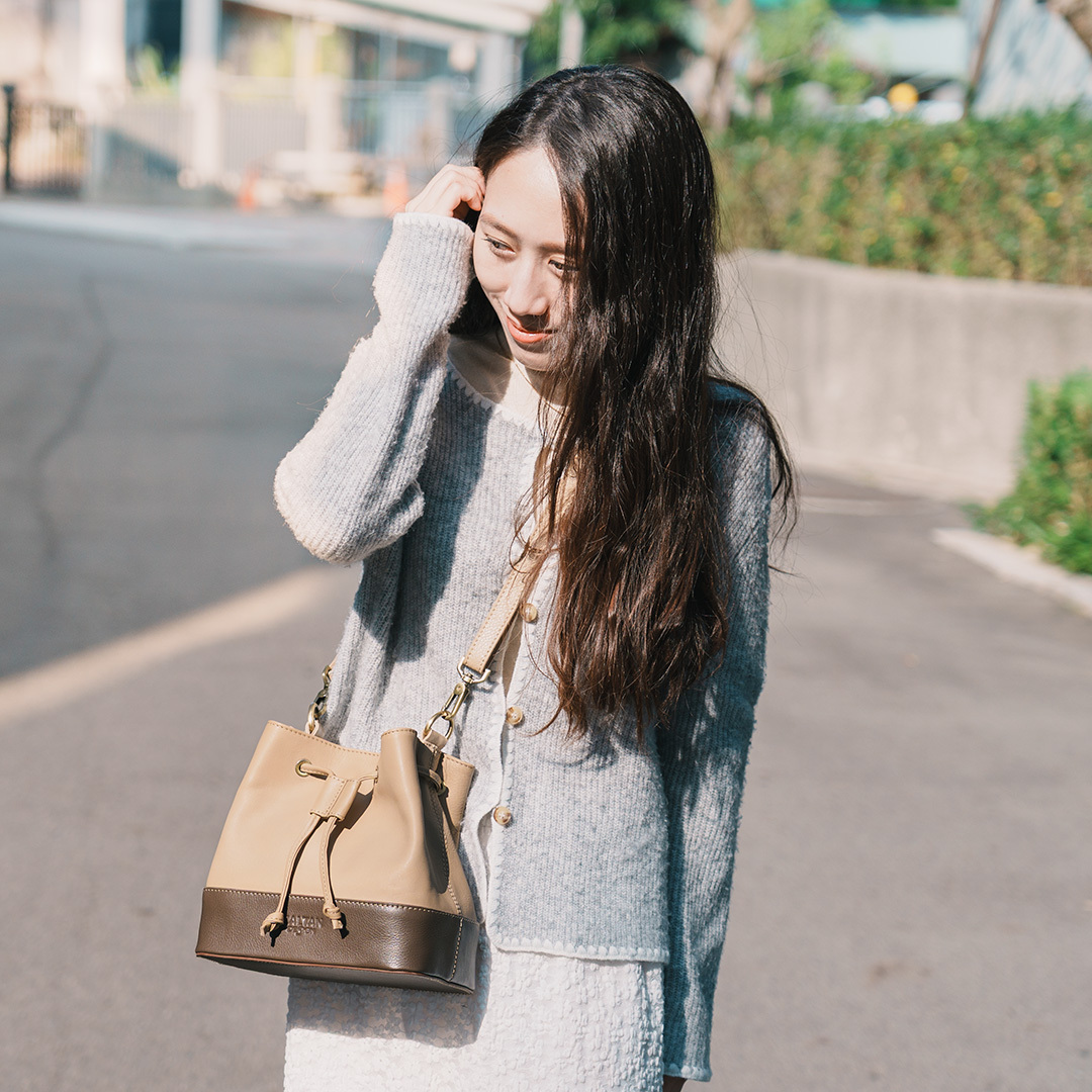 迷霧真皮撞色抽繩水桶包-5567