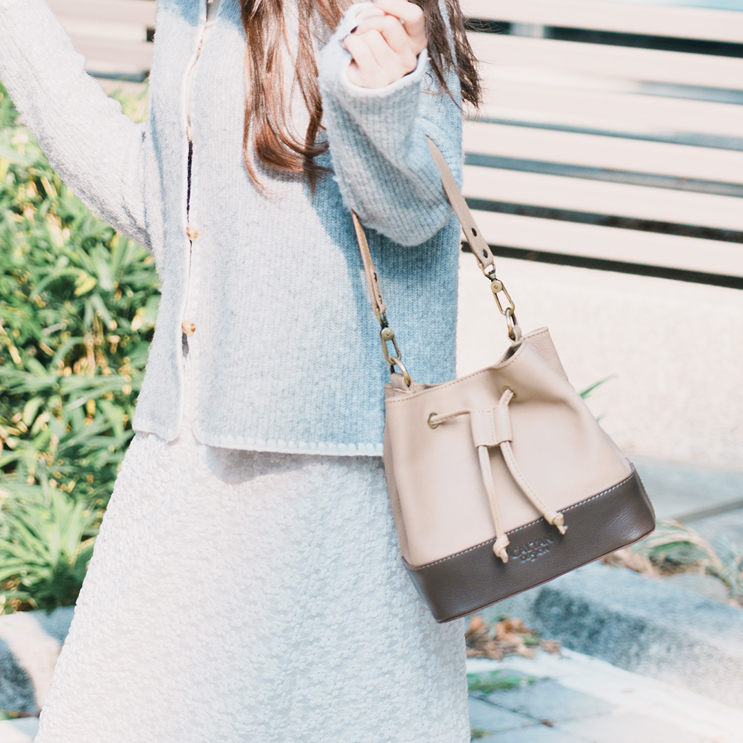 迷霧真皮撞色抽繩水桶包-5567