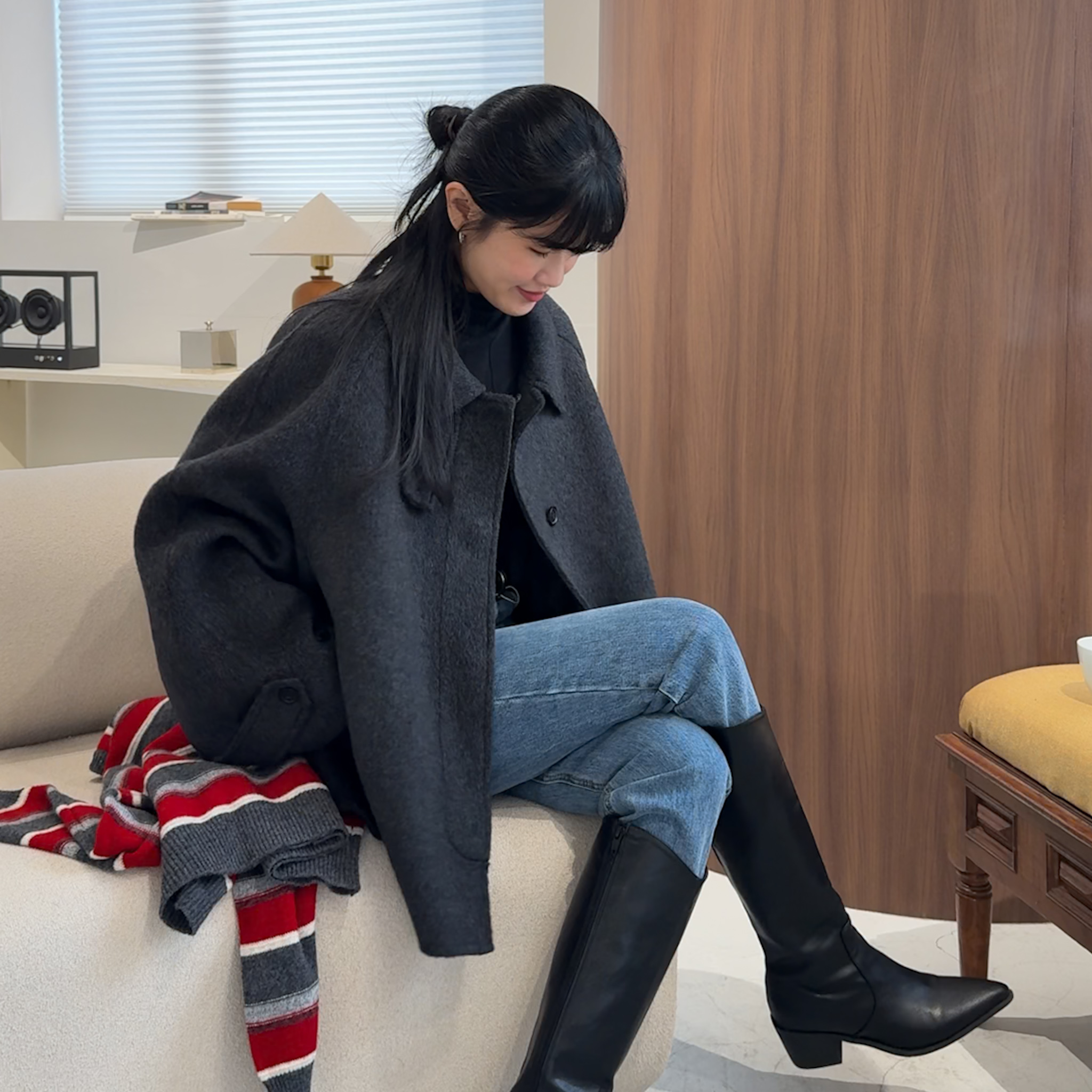 J03 可立領隱釦設計俐落中長版手工羊毛外(深灰)