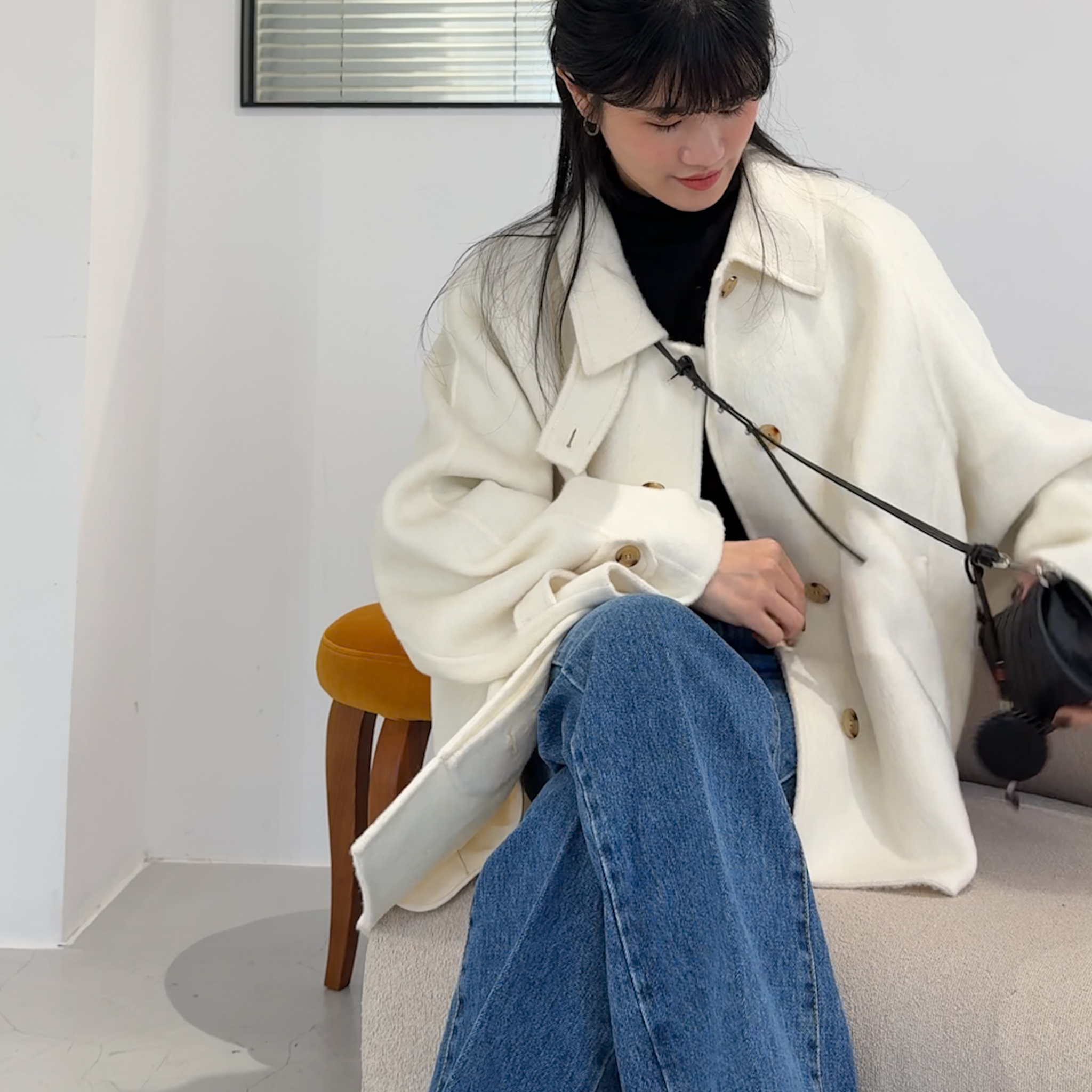 J03 可立領隱釦設計俐落中長版手工羊毛外(白)