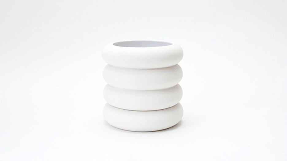 stacking 盆栽，簡單上提就能看見排水孔，能輕鬆照料心愛的花草。