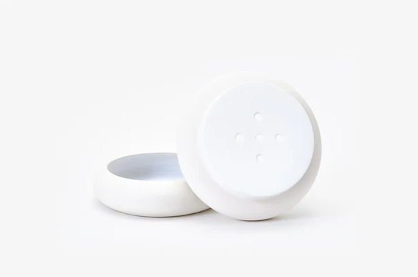 stacking 盆栽，將花器與排水盤融為一體，有著大小不同的尺寸，多樣的植栽尺皆合適