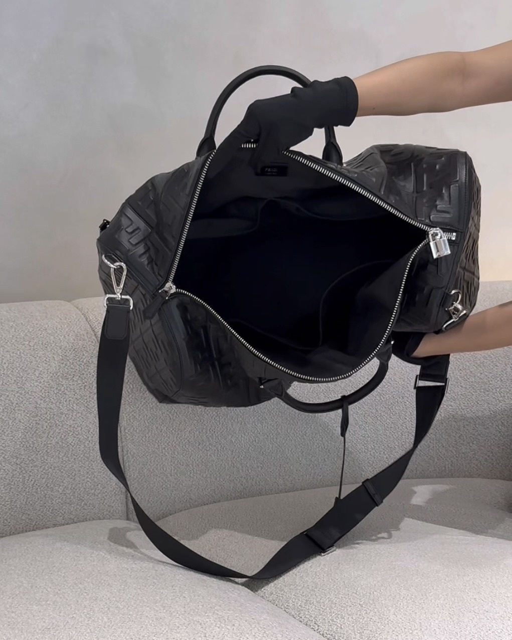 FENDI｜FF 浮雕旅行袋 黑色