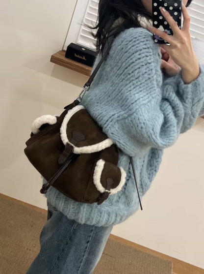 BYC01BA094DB 韓國深啡色摩卡雪泡羊羔毛斜孭袋