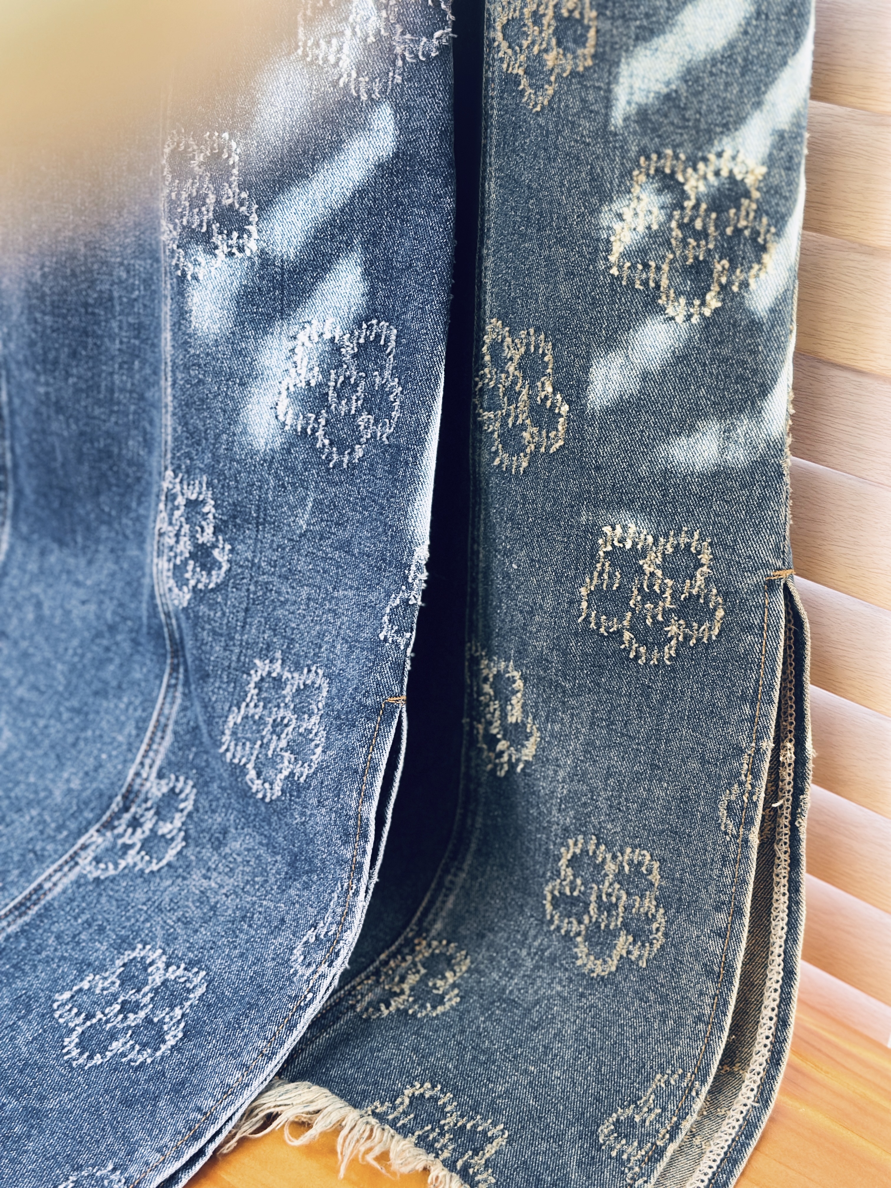 兩色 / 花花拼接開叉牛仔長裙 / Floral-Applique Patchwork Side Slit Denim Skirt