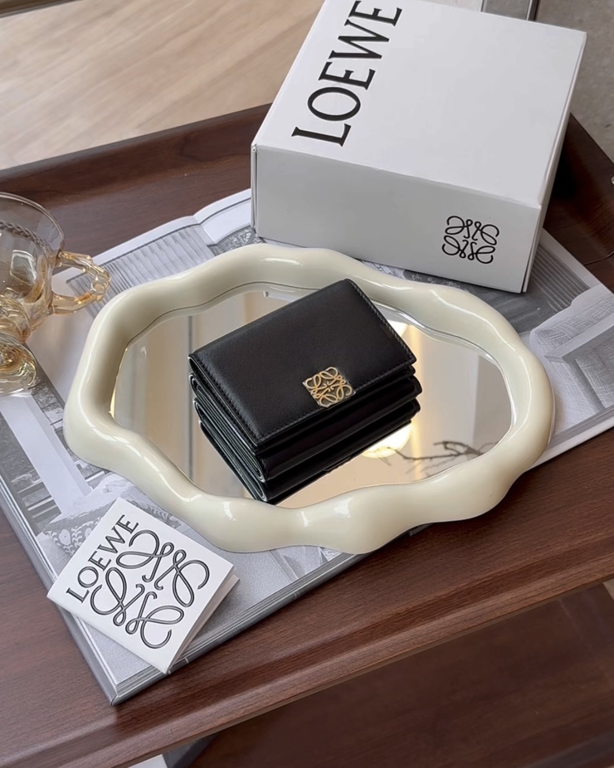 LOEWE｜亮面小牛皮 PUFFER 三折短夾 黑金