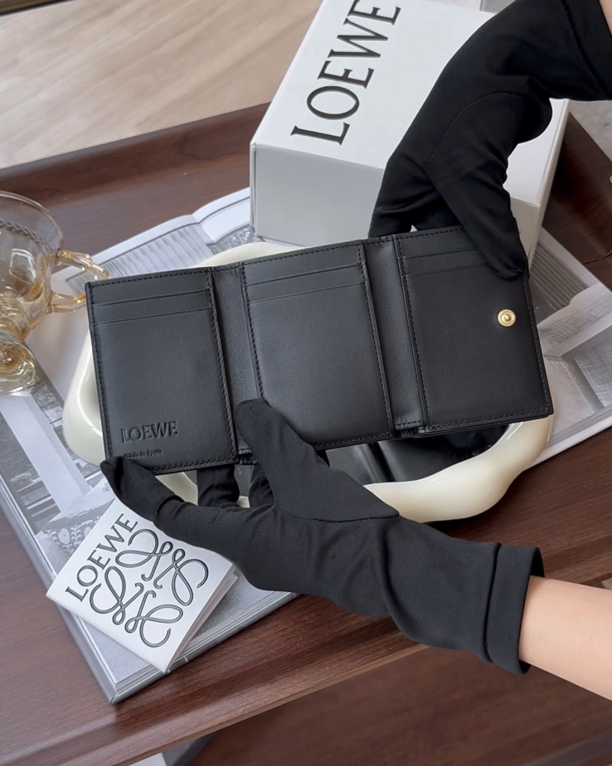 LOEWE｜亮面小牛皮 PUFFER 三折短夾 黑金