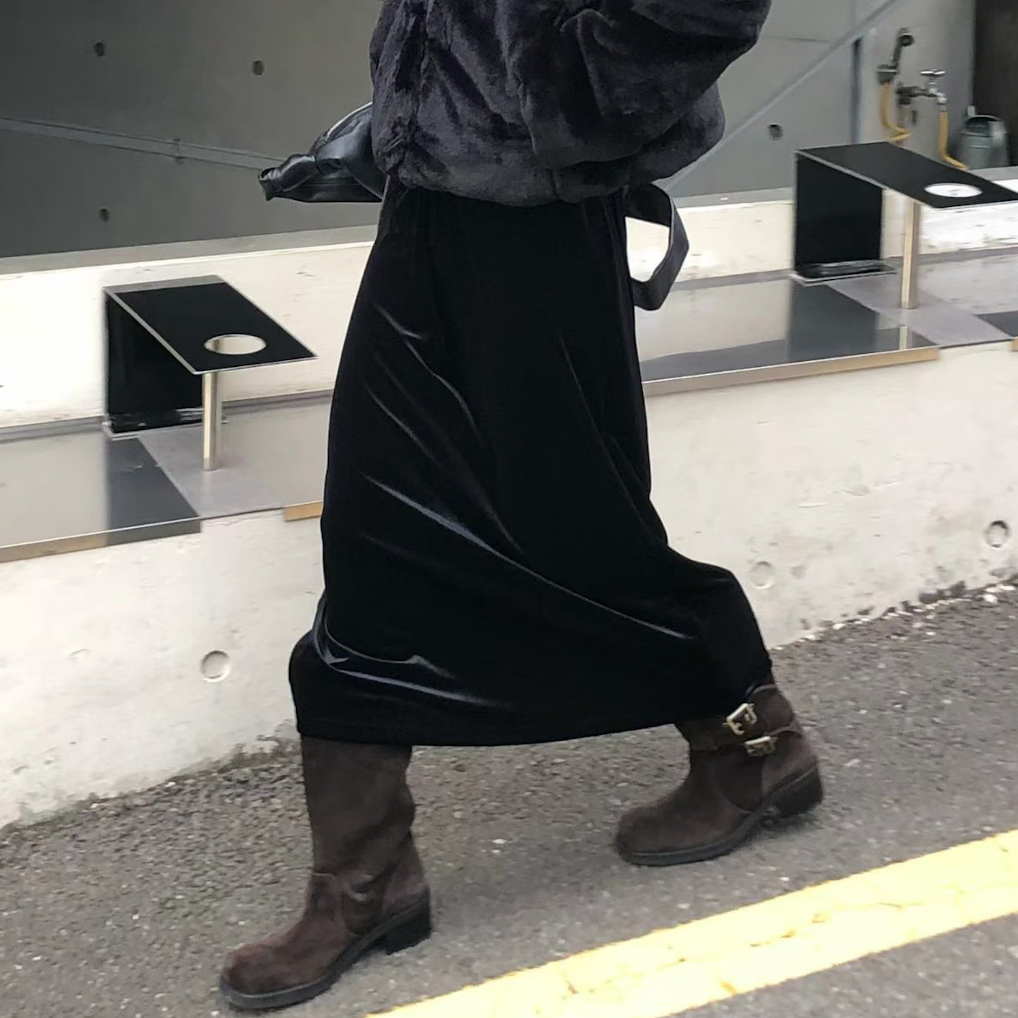 J16 腰圍無限制絨光澤長裙(黑)