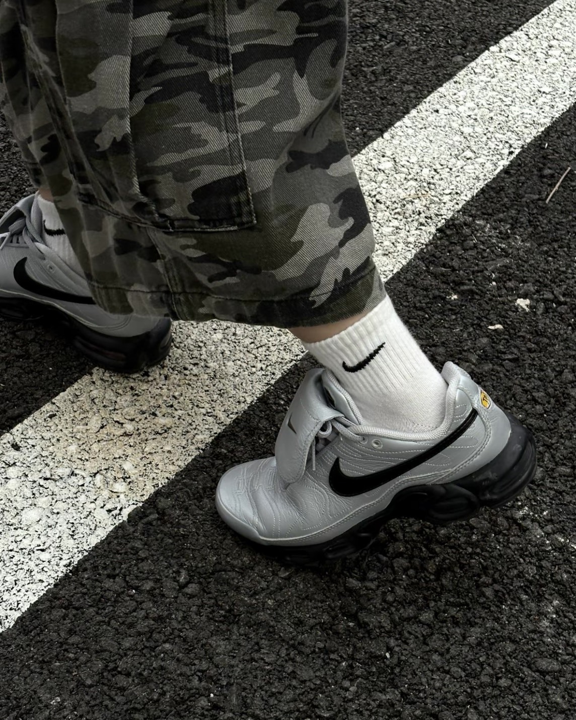 【預購】NIKE W AIR MAX PLUS TIEMPO 皮革翻蓋 銀灰 HM6850001