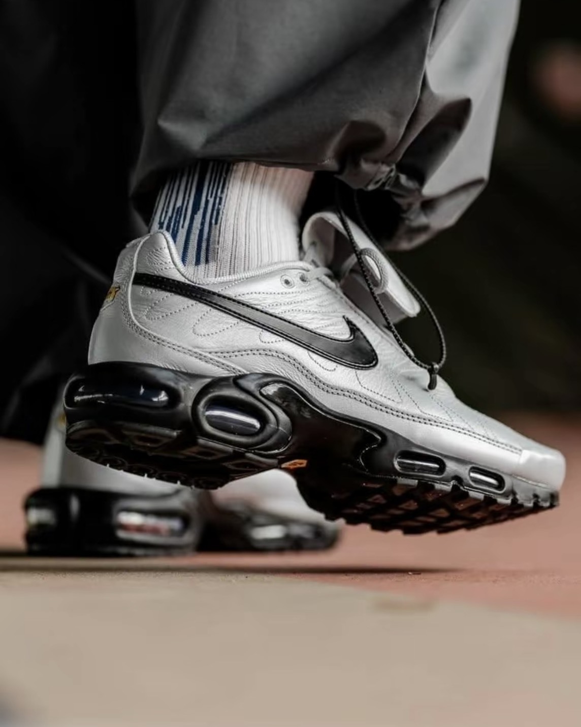 【預購】NIKE W AIR MAX PLUS TIEMPO 皮革翻蓋 銀灰 HM6850001