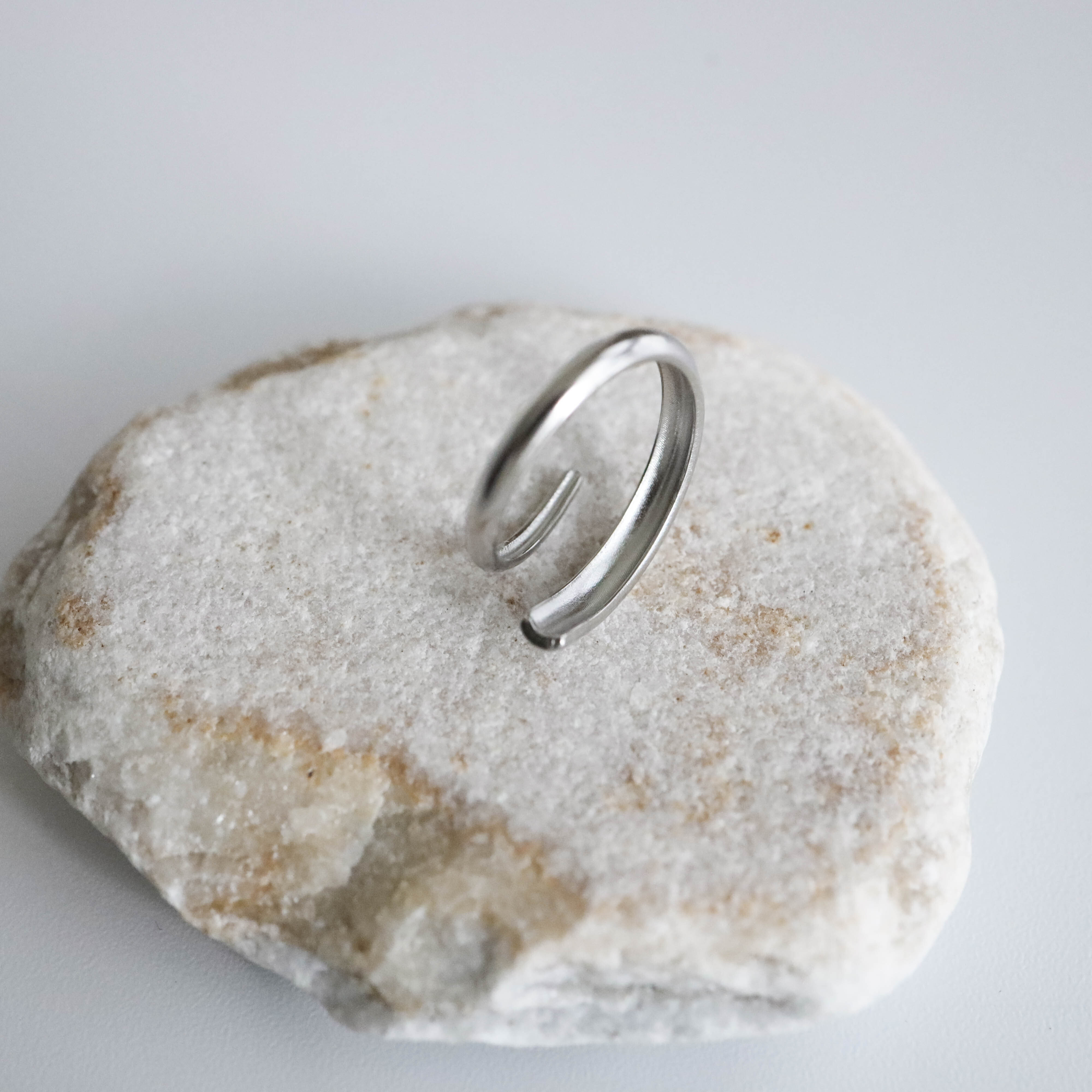 不怕水一線交錯鋼戒