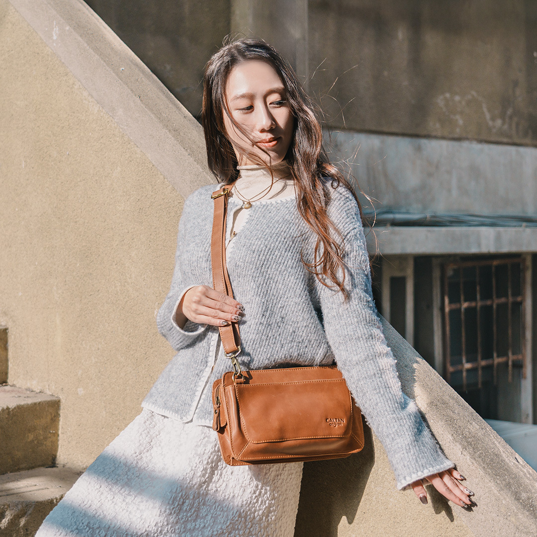 慢框多層真皮橫式斜背包-三色(5561)