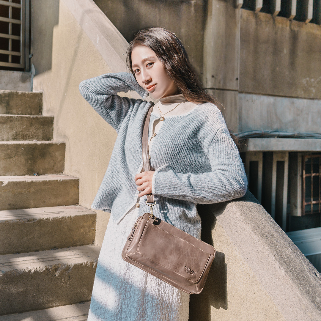 慢框多層真皮橫式斜背包-三色(5561)