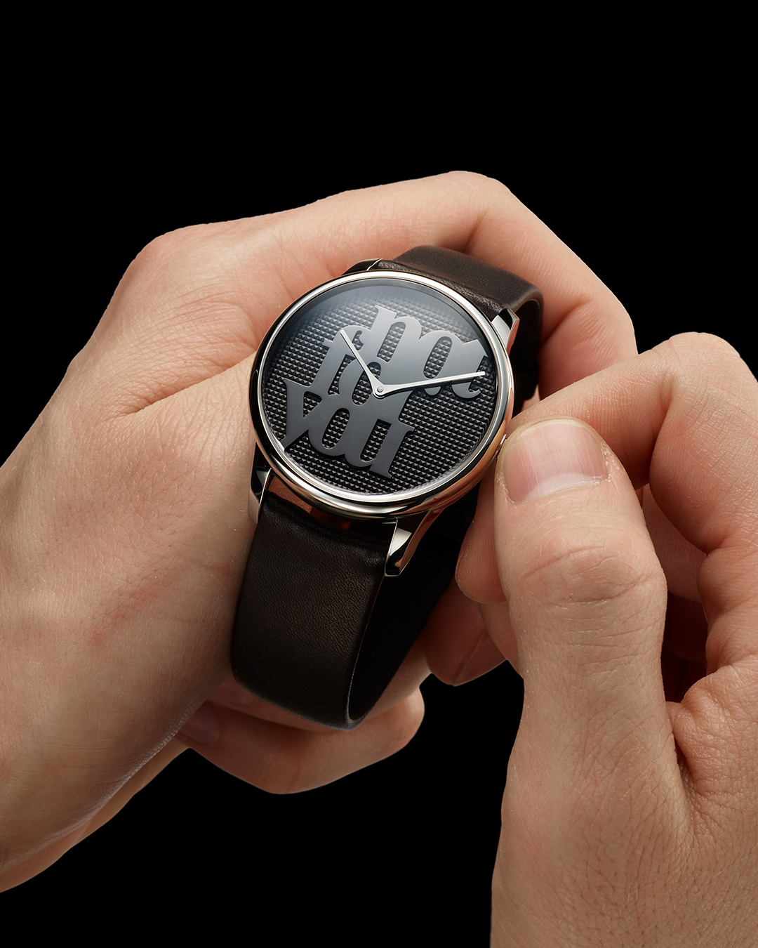 Louis Erard × Monica Bonvicini 聯名款, NOT FOR YOU,34242AA02.BVAS28,藝術家聯名限量腕錶,Art Genève,立體拋光鏡面,黑色,Clous de Paris,巴黎釘紋機刻面盤,義大利當代藝術家