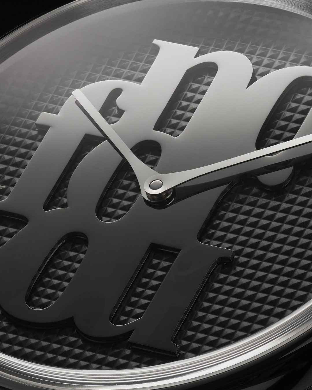 Louis Erard × Monica Bonvicini 聯名款, NOT FOR YOU,34242AA02.BVAS28,藝術家聯名限量腕錶,Art Genève,立體拋光鏡面,黑色,Clous de Paris,巴黎釘紋機刻面盤,義大利當代藝術家