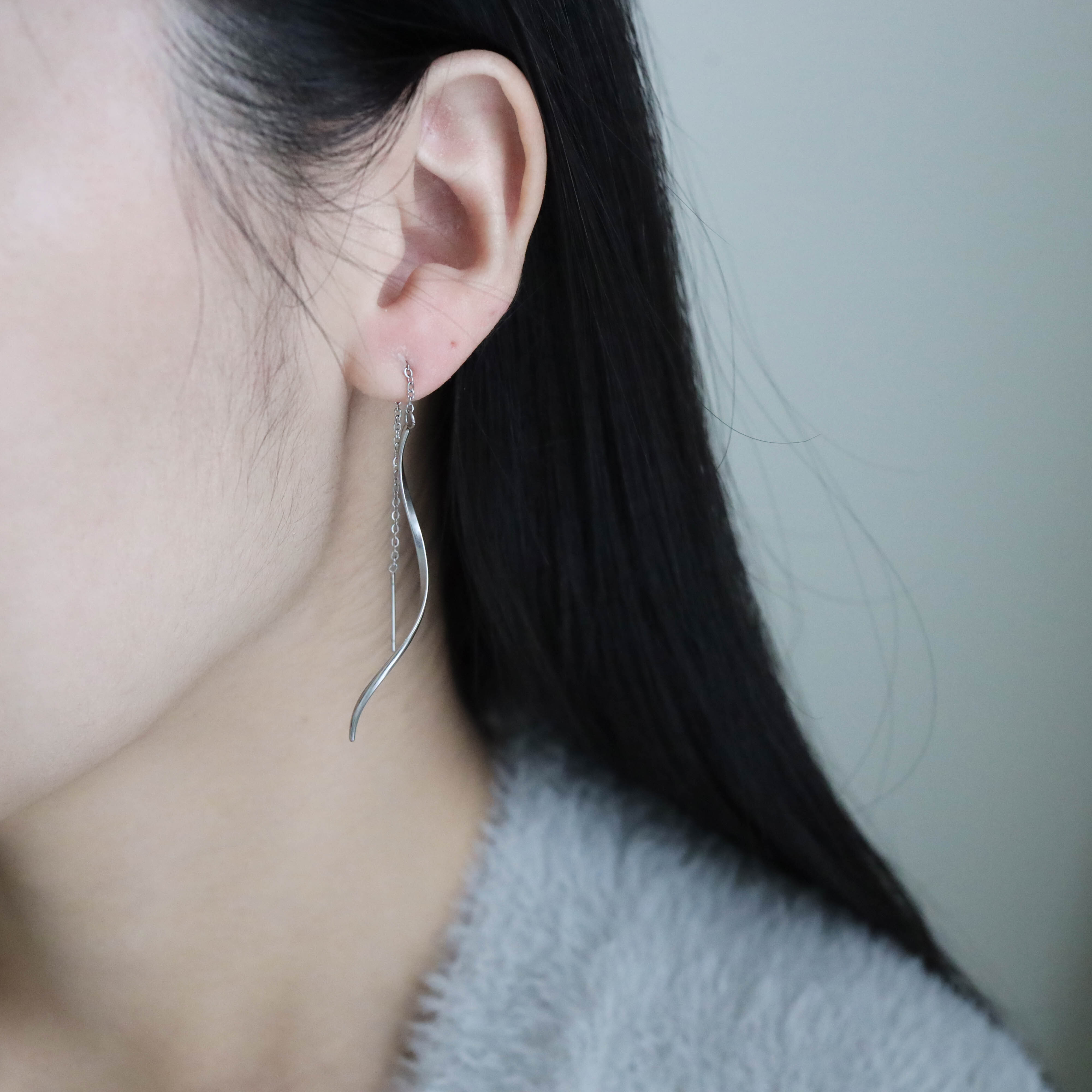 不怕水長波浪垂墜耳針式耳環