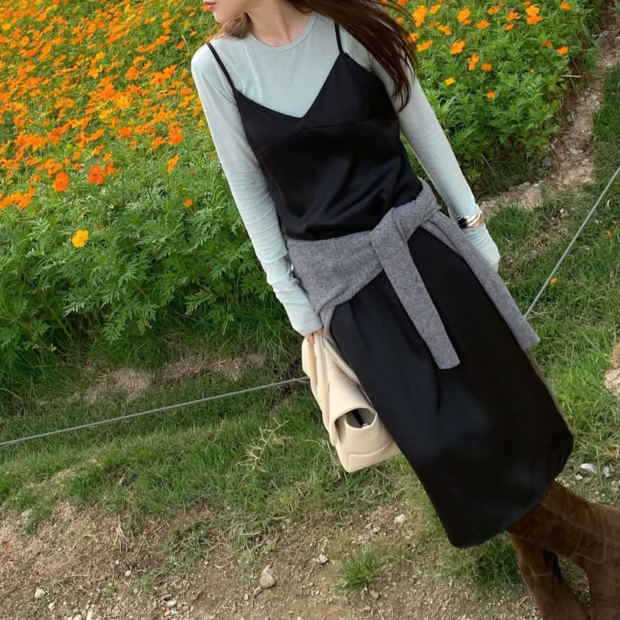 J17 細肩V領光澤長洋(黑)