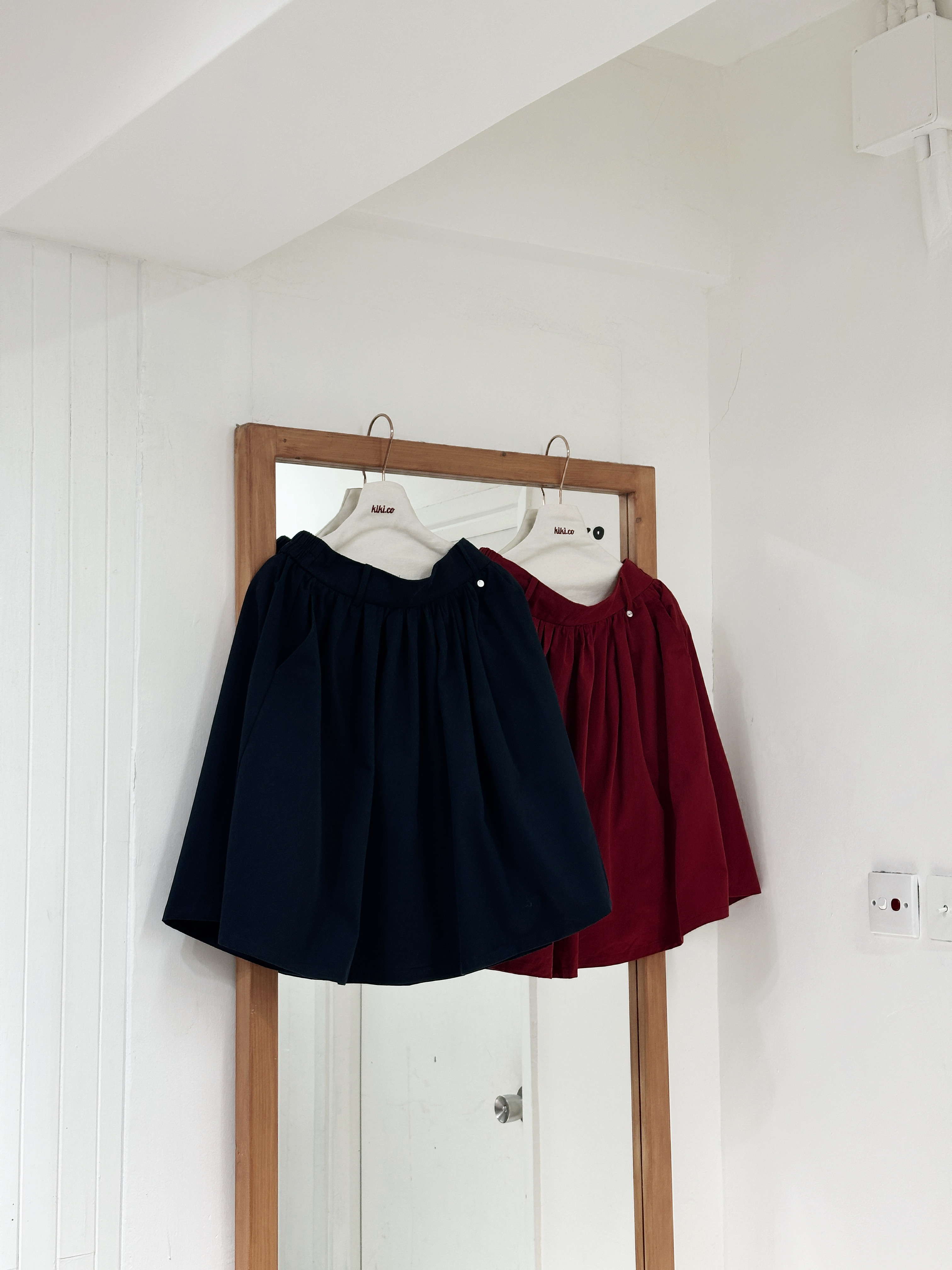 輕磨毛斜布傘形短裙