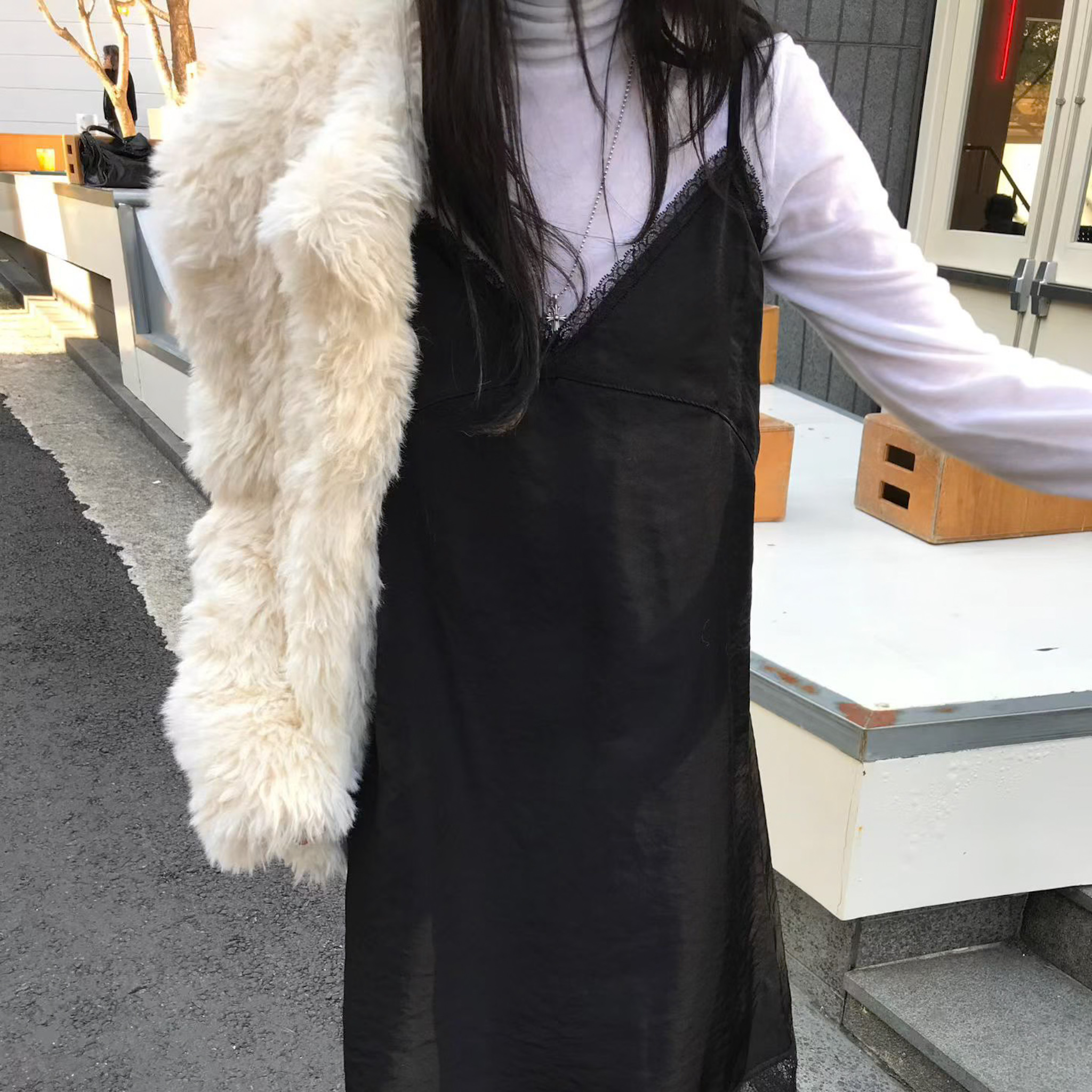 J18 下擺蕾絲細肩緞料洋(黑)