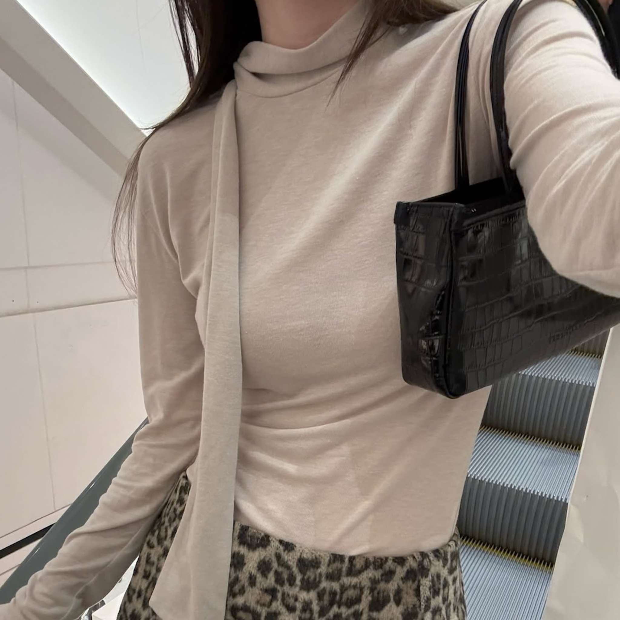 J20 領綁帶極親膚柔軟天絲打底衣(白/灰)