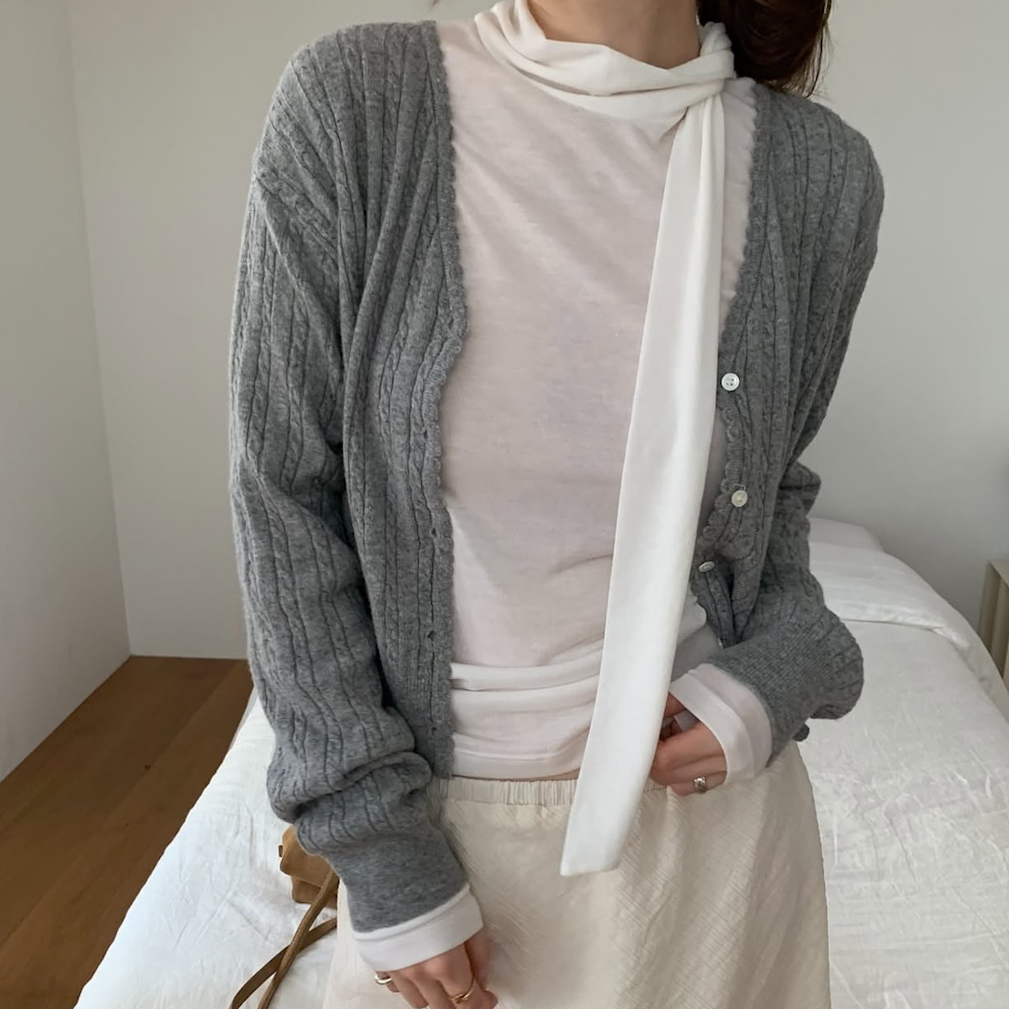 J20 領綁帶極親膚柔軟天絲打底衣(白/灰)