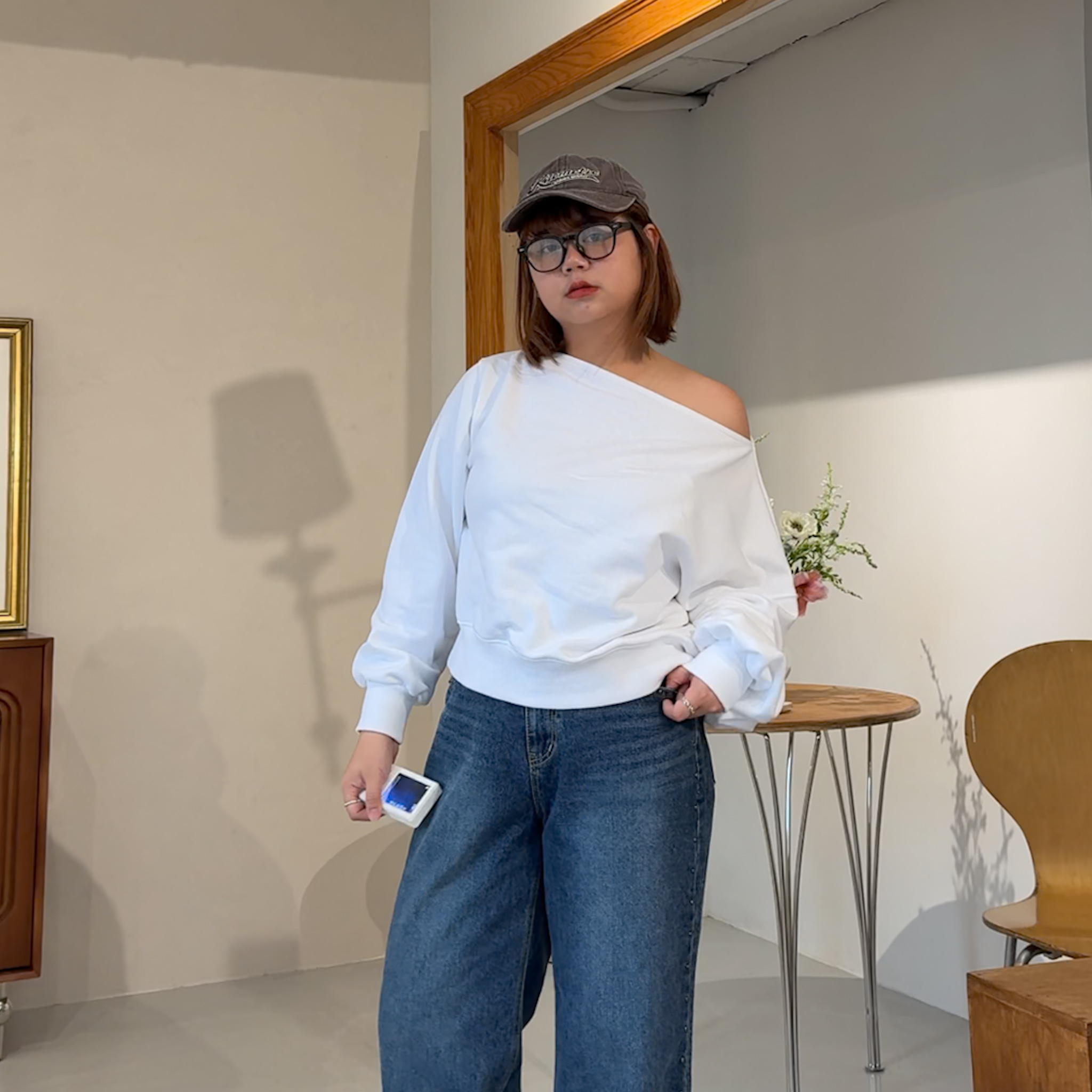 J23 不對稱斜肩大學T(白/黑)