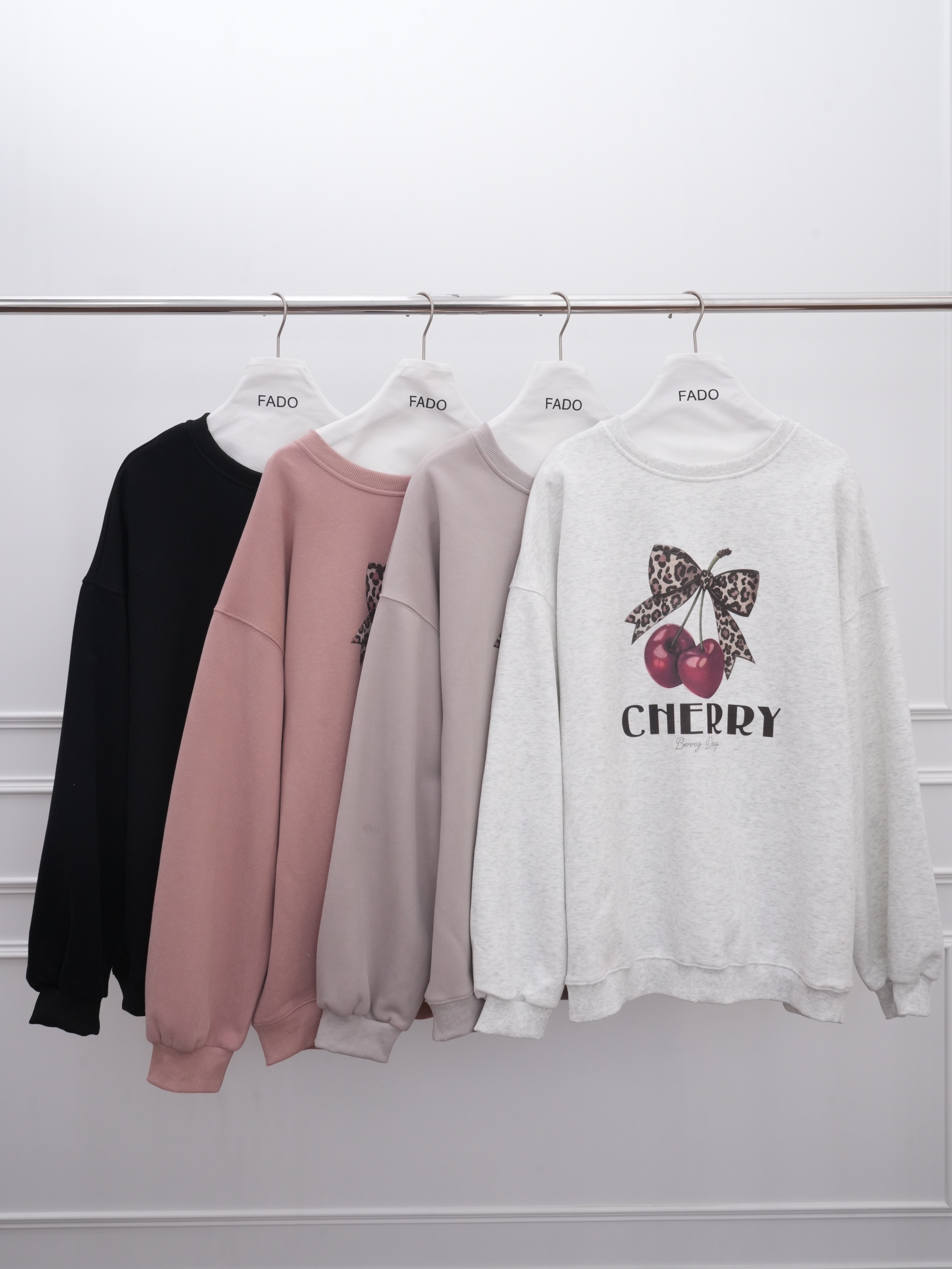 法朵Fado shop｜櫻桃豹紋印圓領大學Tee 0214038 四色