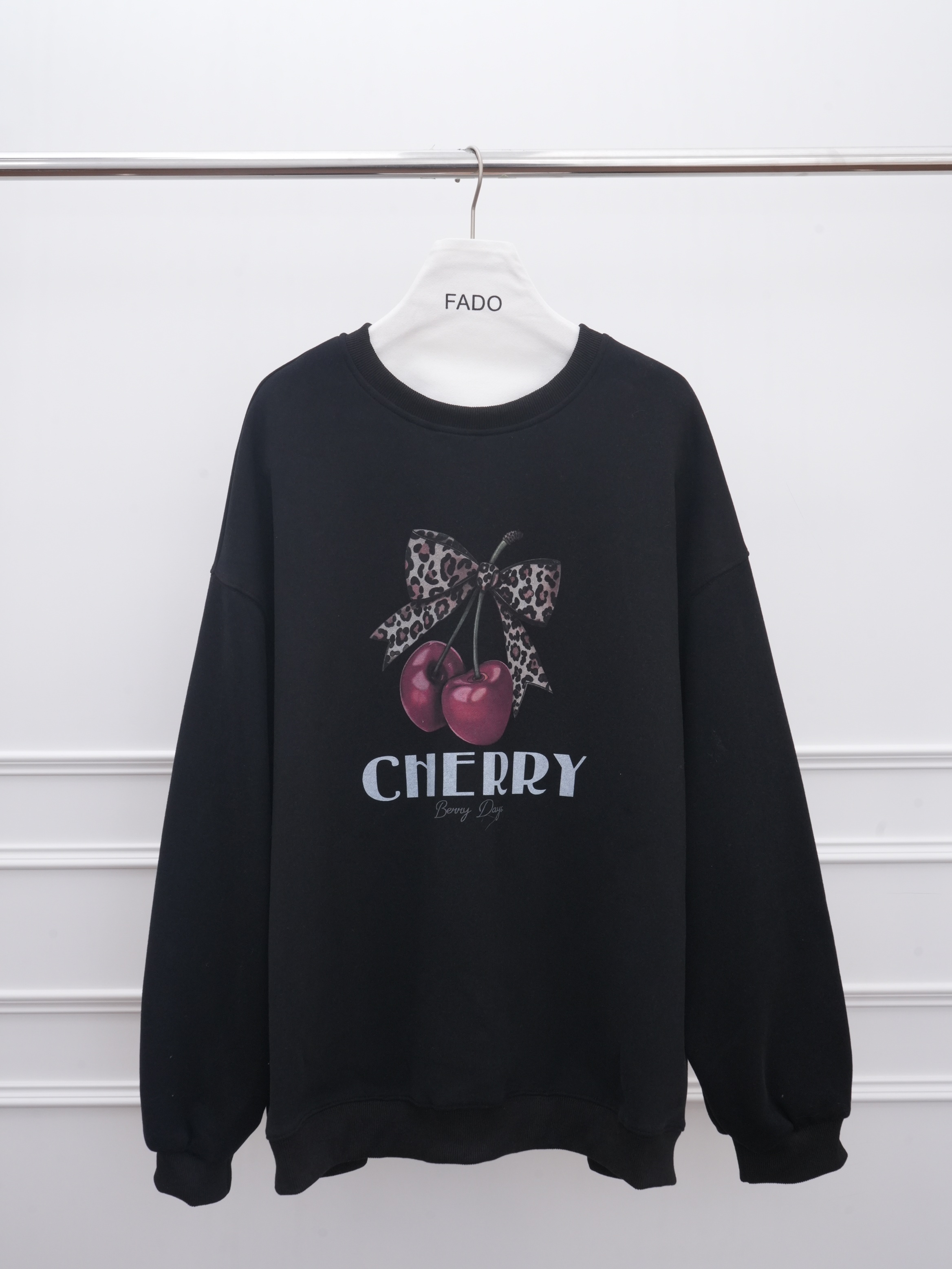 法朵Fado shop｜櫻桃豹紋印圓領大學Tee 0214038 四色