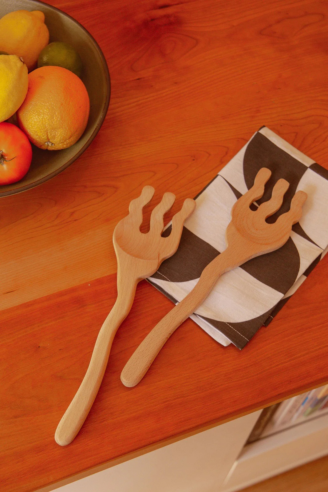 Serving Friends 叉子組,波浪形狀,探索色彩、造型和幽默,喚起人們的喜悅和童真活力。