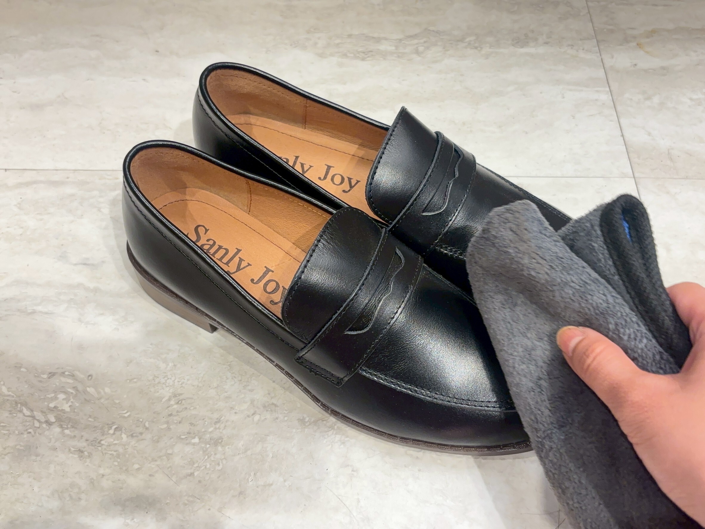 真皮女鞋展示清潔表面