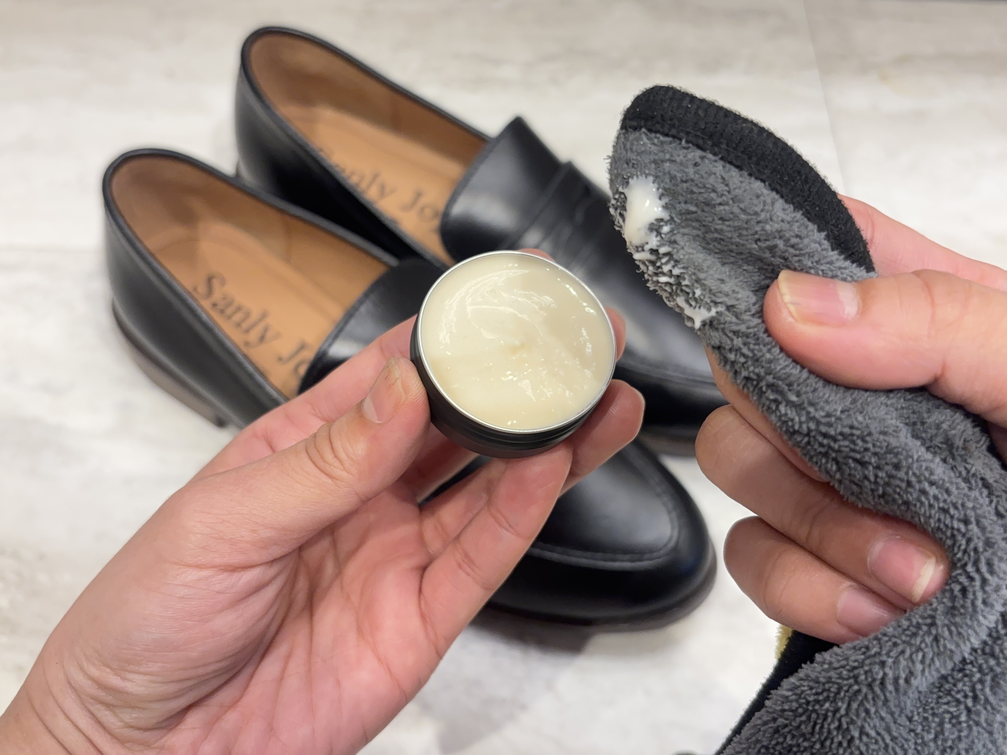 展示皮革保養乳沾取與塗抹