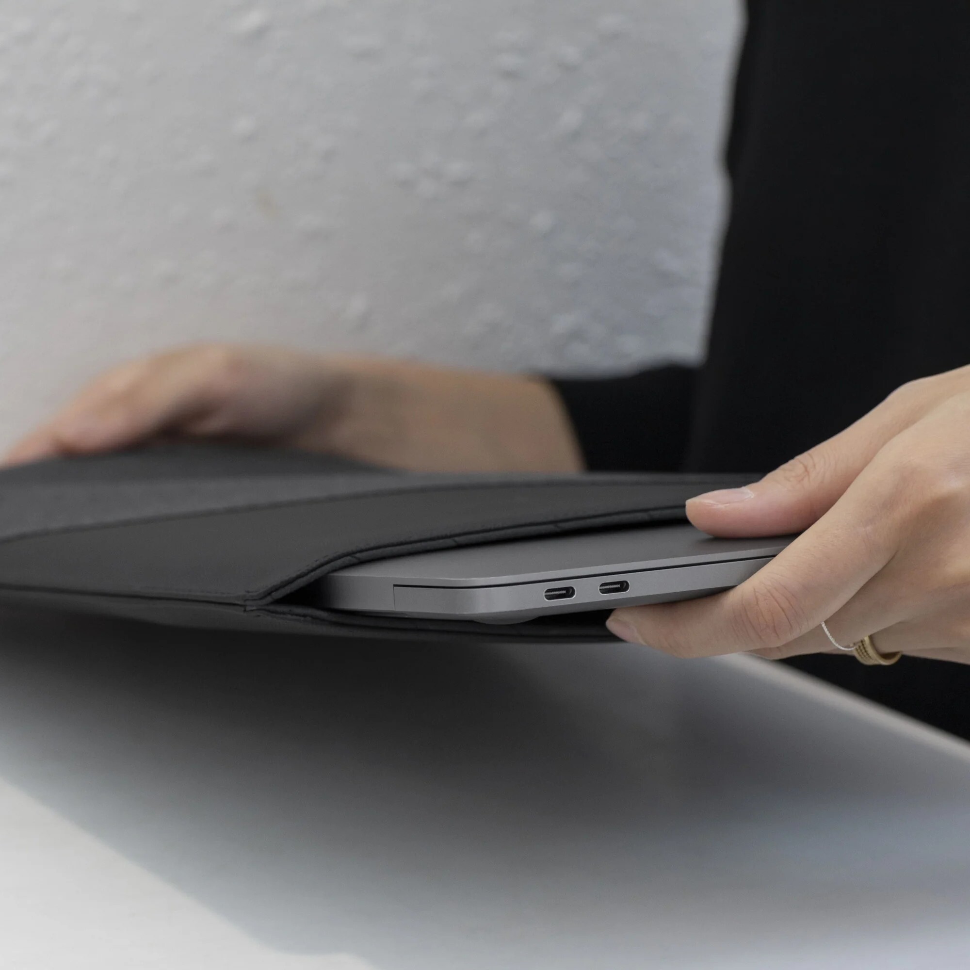 Stow Slim 筆電收納包 - 經典黑