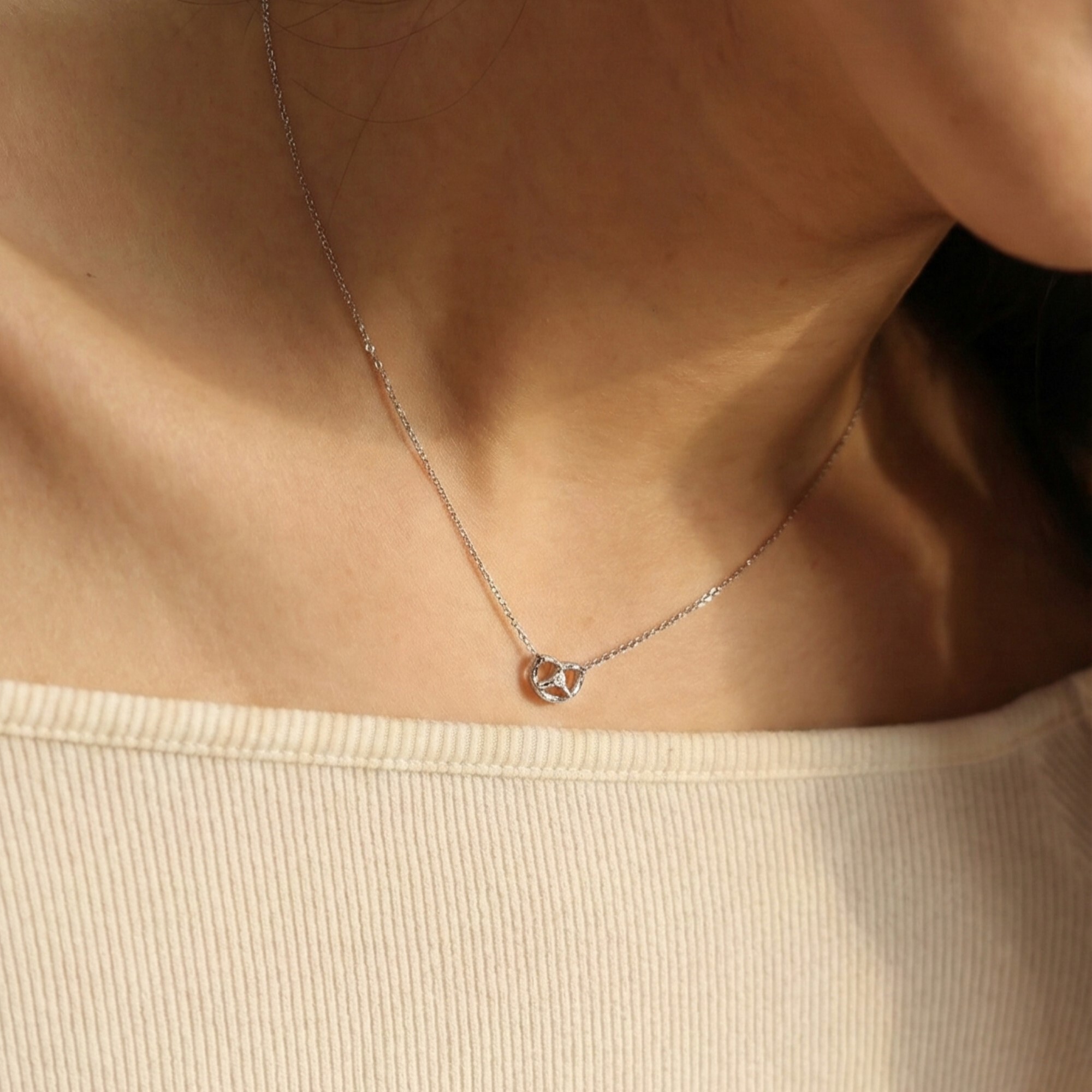 蝴蝶餅乾設計的愛心造型純銀項鍊，甜美百搭的鎖骨鍊