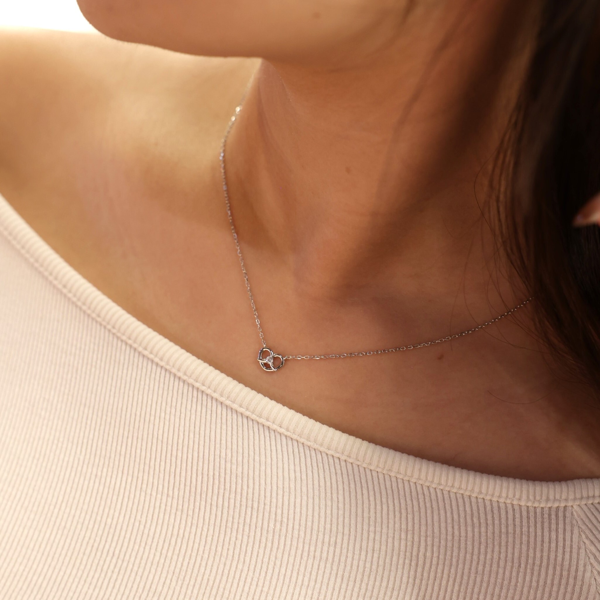 蝴蝶餅乾設計的愛心造型純銀項鍊，甜美百搭的鎖骨鍊