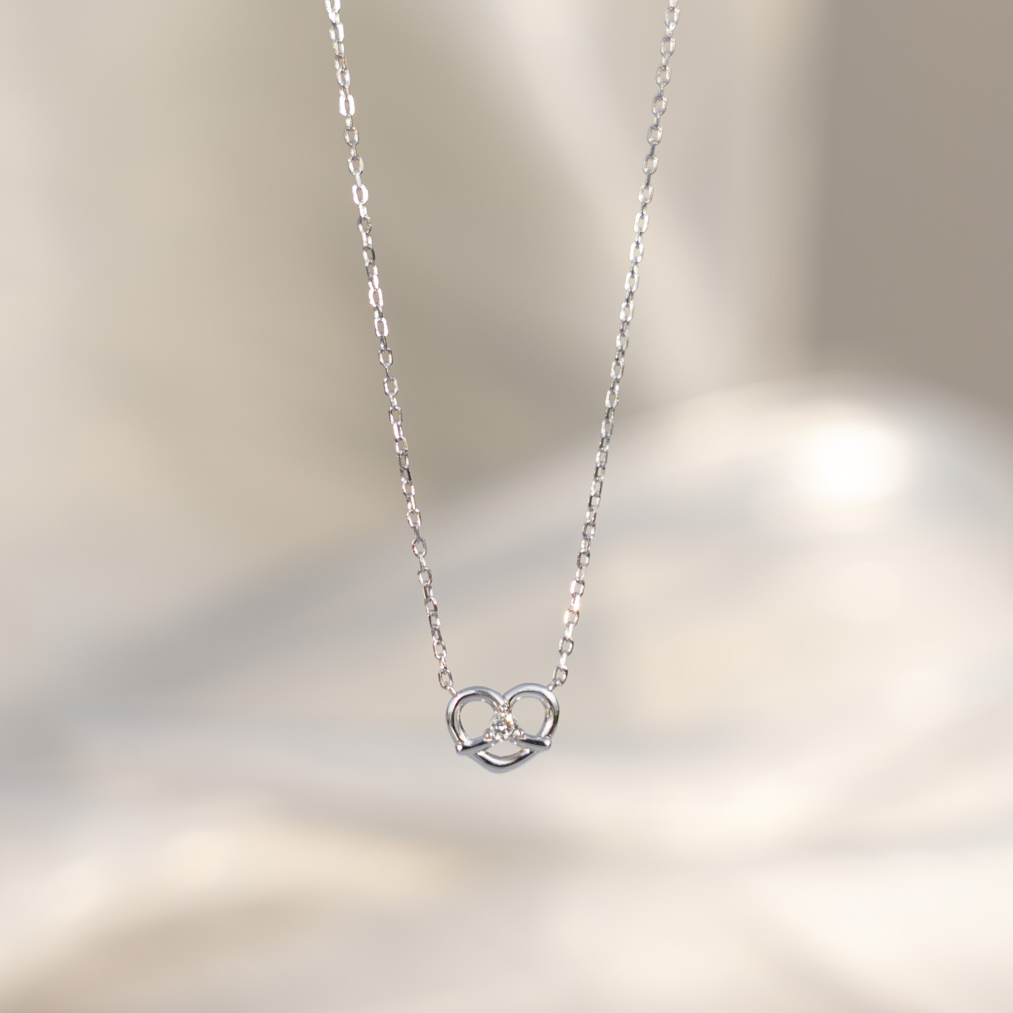 蝴蝶餅乾設計的愛心造型純銀項鍊，甜美百搭的鎖骨鍊