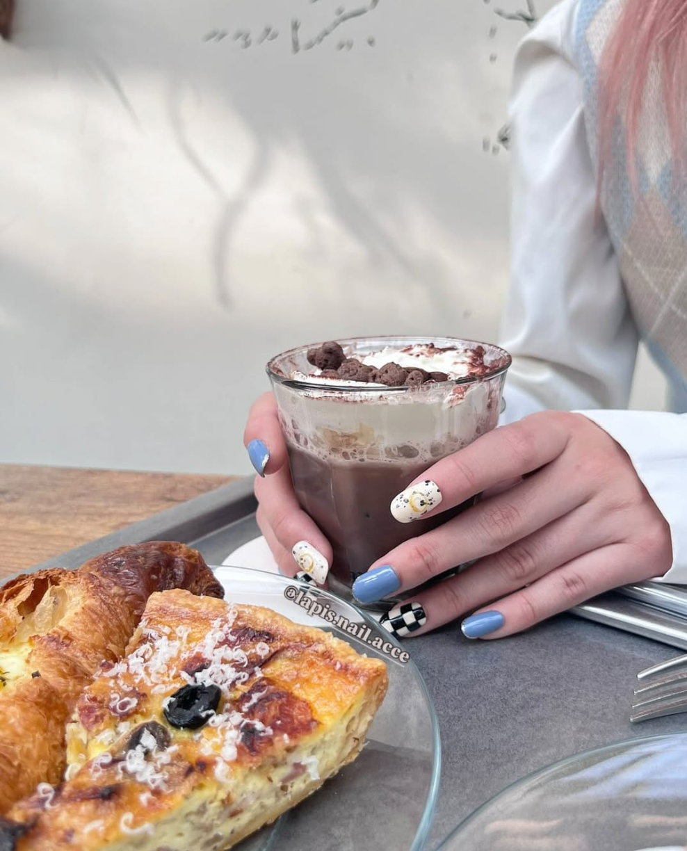 尼款甲詢問度 賣出嘅都好多喔🤭🤭🤭 呢款係我哋 lapis.nail.acce 嘅 ♠️♥️The Wonderland (2) [A-0000027b]♥️♠️ 系我地嘅《大熱長青款式》 嘅 產品之一喔💕💕 〰️主要顏調為 藍色💙+ 米白色🤍+ 黑色🖤並作底色 〰️拇指 鑲嵌貝殼+ 金箔layers💛 〰️食指以蛋殼作 Layer + 金色線條💛作點綴 〰️無名指 ON TOP 以 「手繪」格仔作點綴  令到以♠️♥️「WONDERLAND」♥️♠️作主題嘅 設計 更突出喔 〰️款式為日常款 以藍、白、黑為日常穿搭色即可 〰️以配合飾物 金/ 銀 均可 視乎膚色cool or warm tone  名稱：♠️♥️The Wonderland (2) [A-0000027b]♥️♠️ 尺碼：XS / S / M 甲型：中方圓  產品直接連結： https://lapisnailacce.shoplineapp.com/en/products/the-wonderland-2-a-0000027b  Lapis Blog 直接連結： https://lapisnailacce.shoplineapp.com/blog/posts/customer-review-hot-pick-items-20