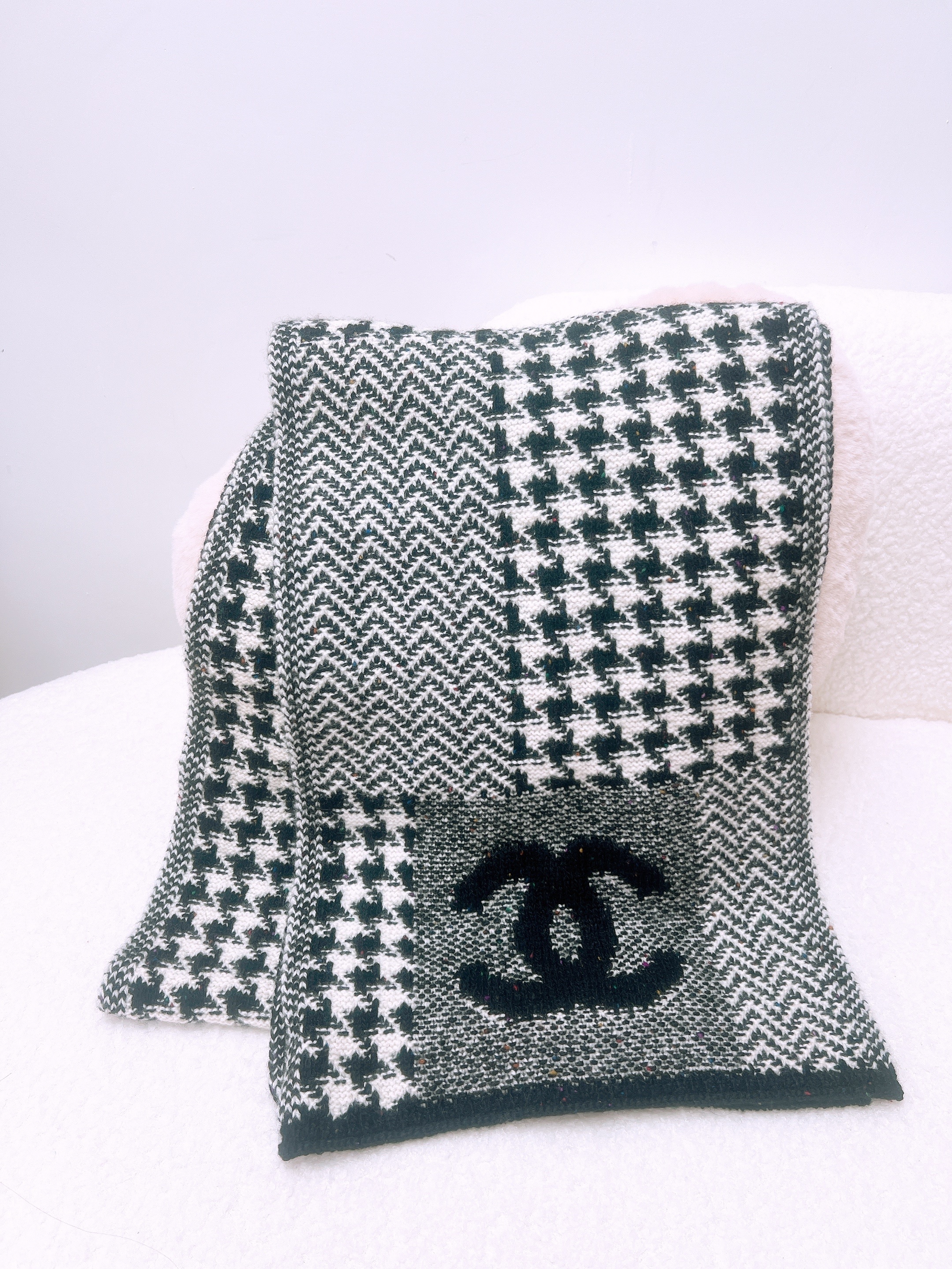 Chanel scarf black/white 22k