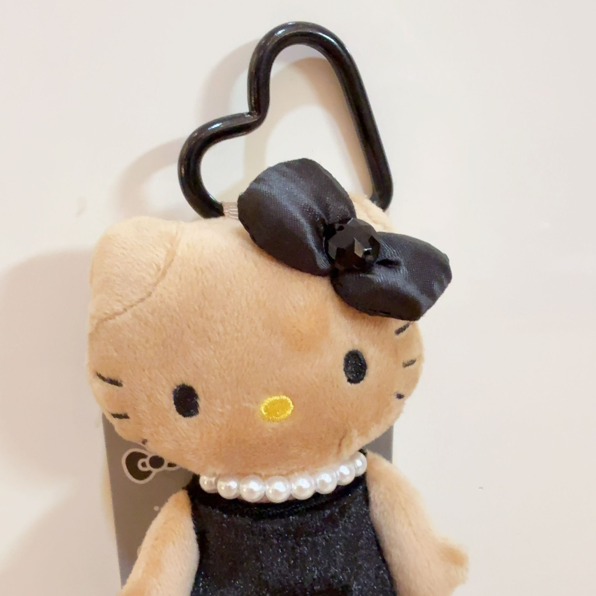 25106 Sanrio Hello Kitty 小香風高貴黑裙長腿公仔吊飾