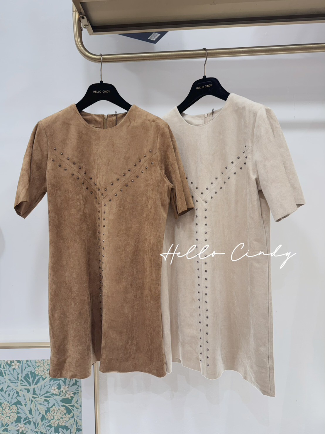 B01135 Cindy自留～歐美感Y字卯釘麂皮顯瘦短洋裝