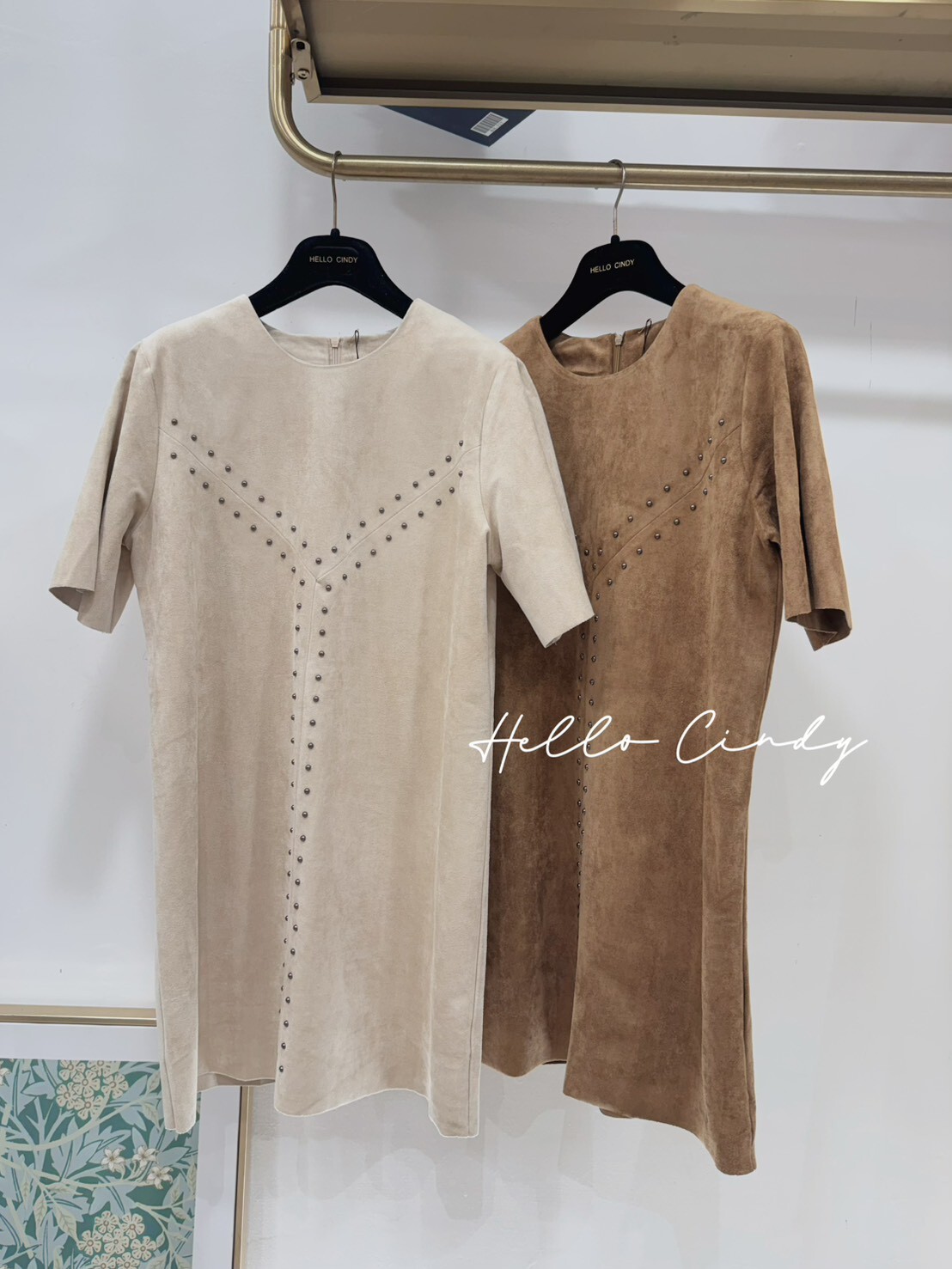 B01135 Cindy自留～歐美感Y字卯釘麂皮顯瘦短洋裝